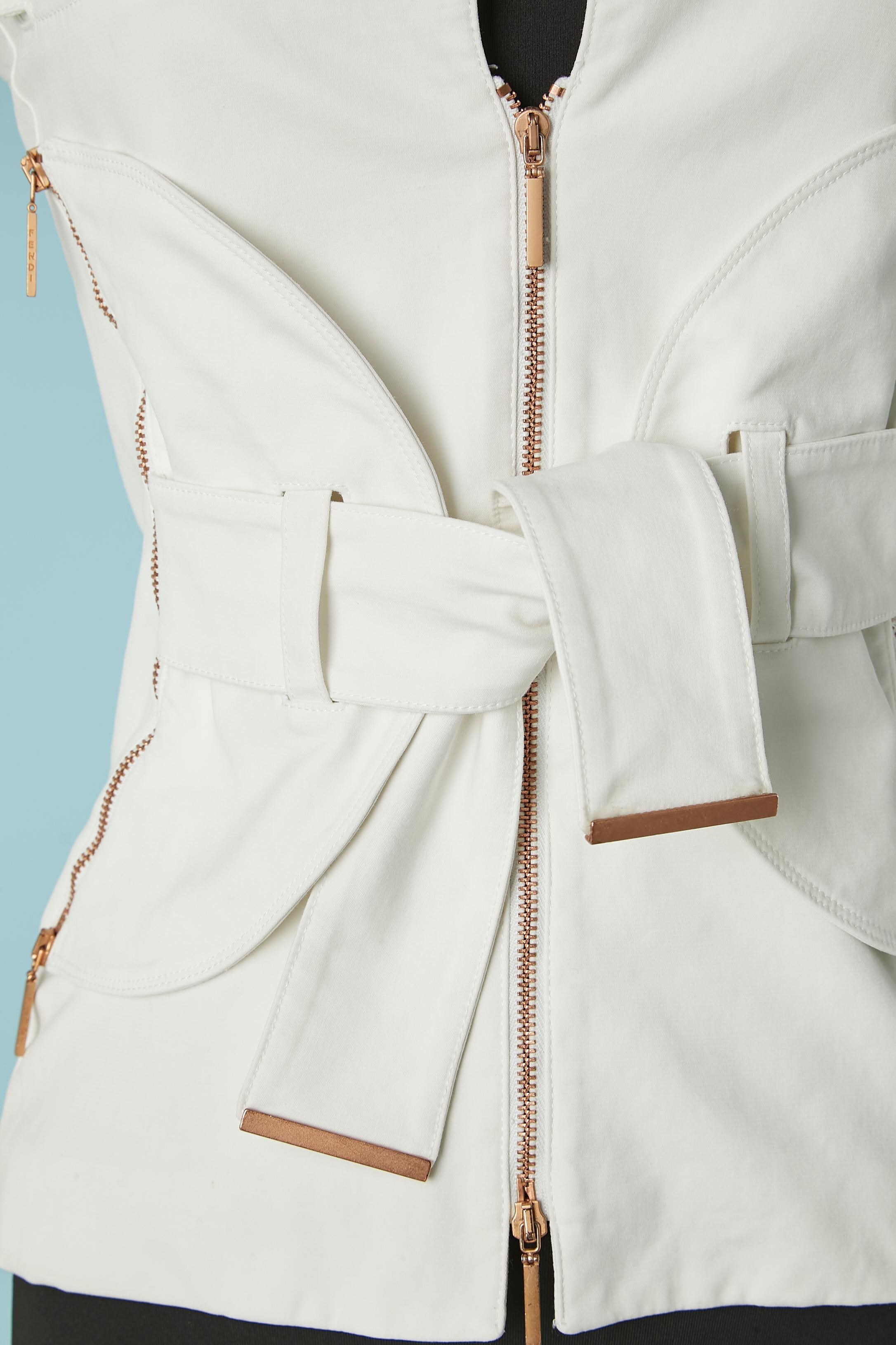 Giacca in cotone bianco con zip. Composizione del tessuto: 95% cotone, 5% elasticizzato. Fodera in Jersey rayon. Ologramma di autenticità. Chiusura con zip al centro e zip sul lato anteriore (staccabile). Spallaccio. Cintura in Fabrice legata al