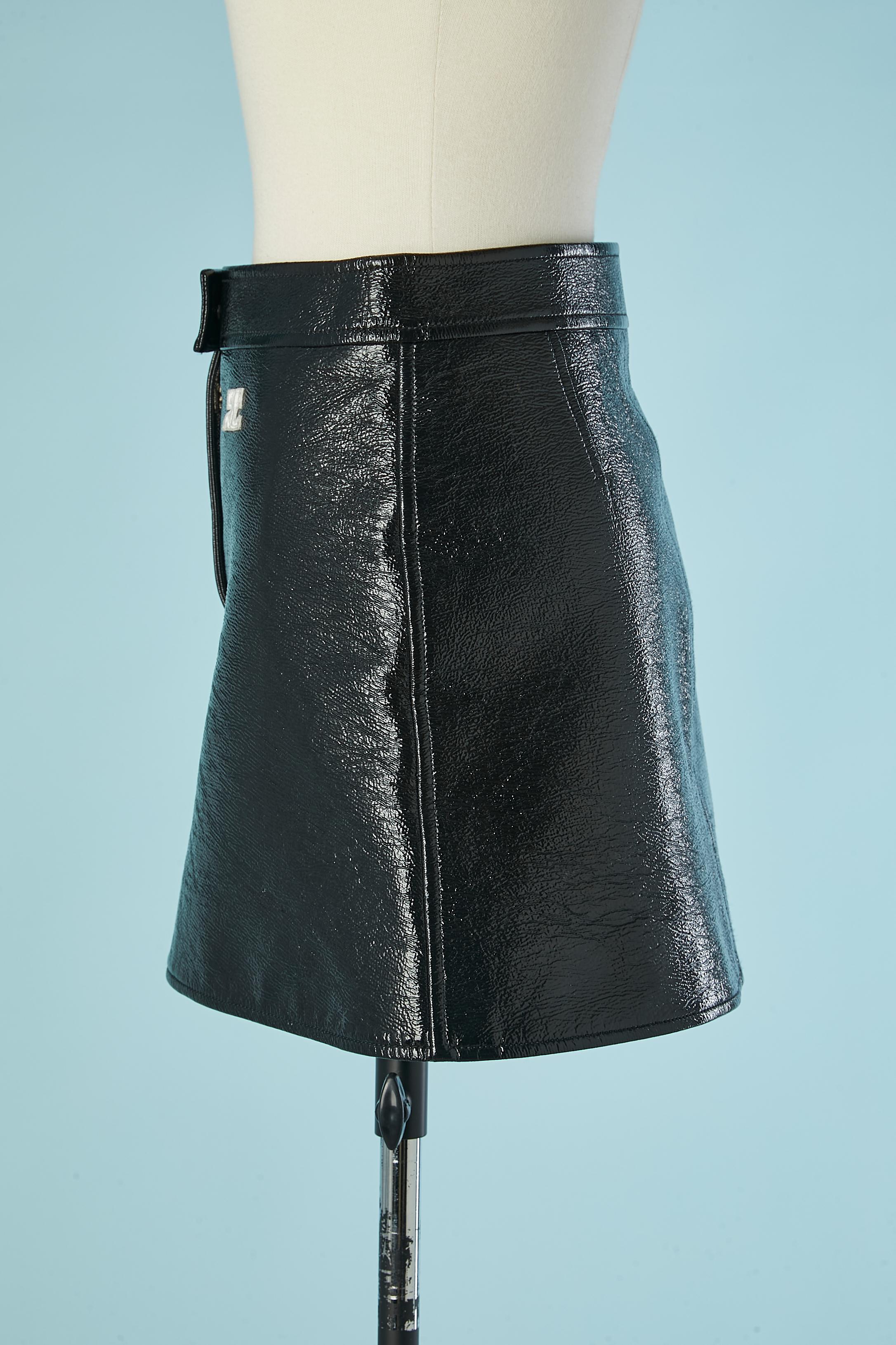 Noir Mini jupe A-Line en vinyle noir COURREGES en vente