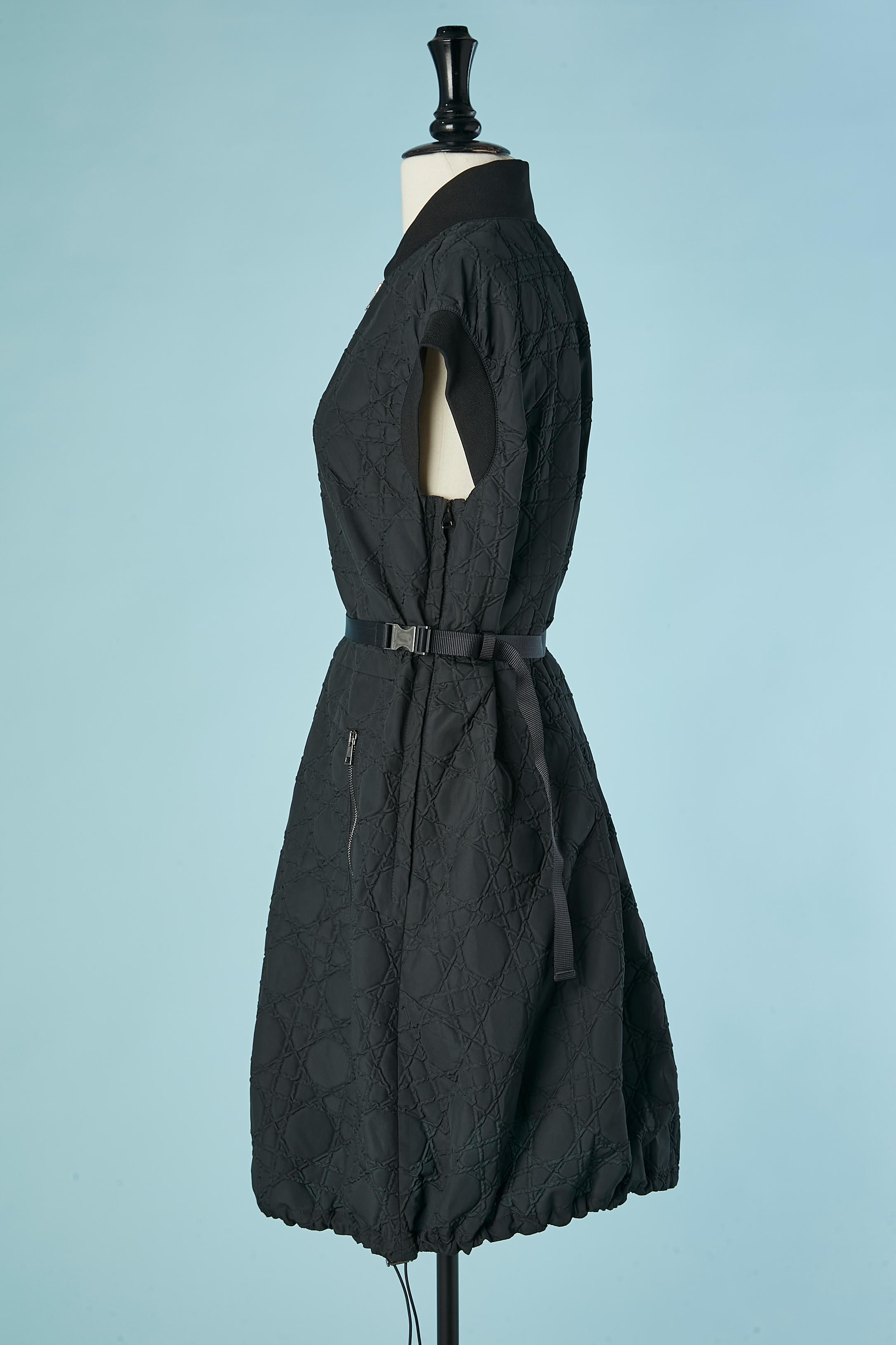 Schwarzes ärmelloses Kleid mit 