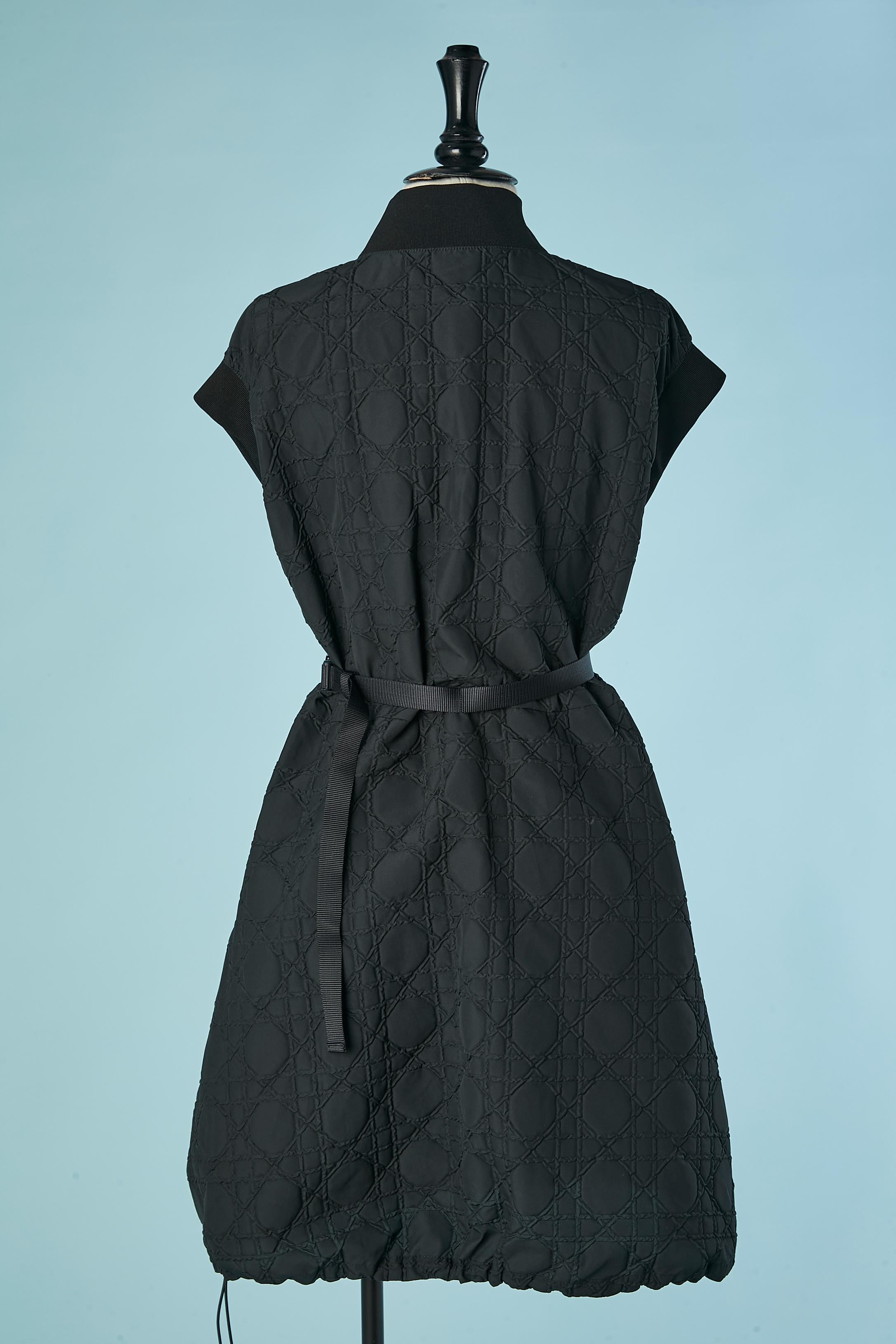 Schwarzes ärmelloses Kleid mit 