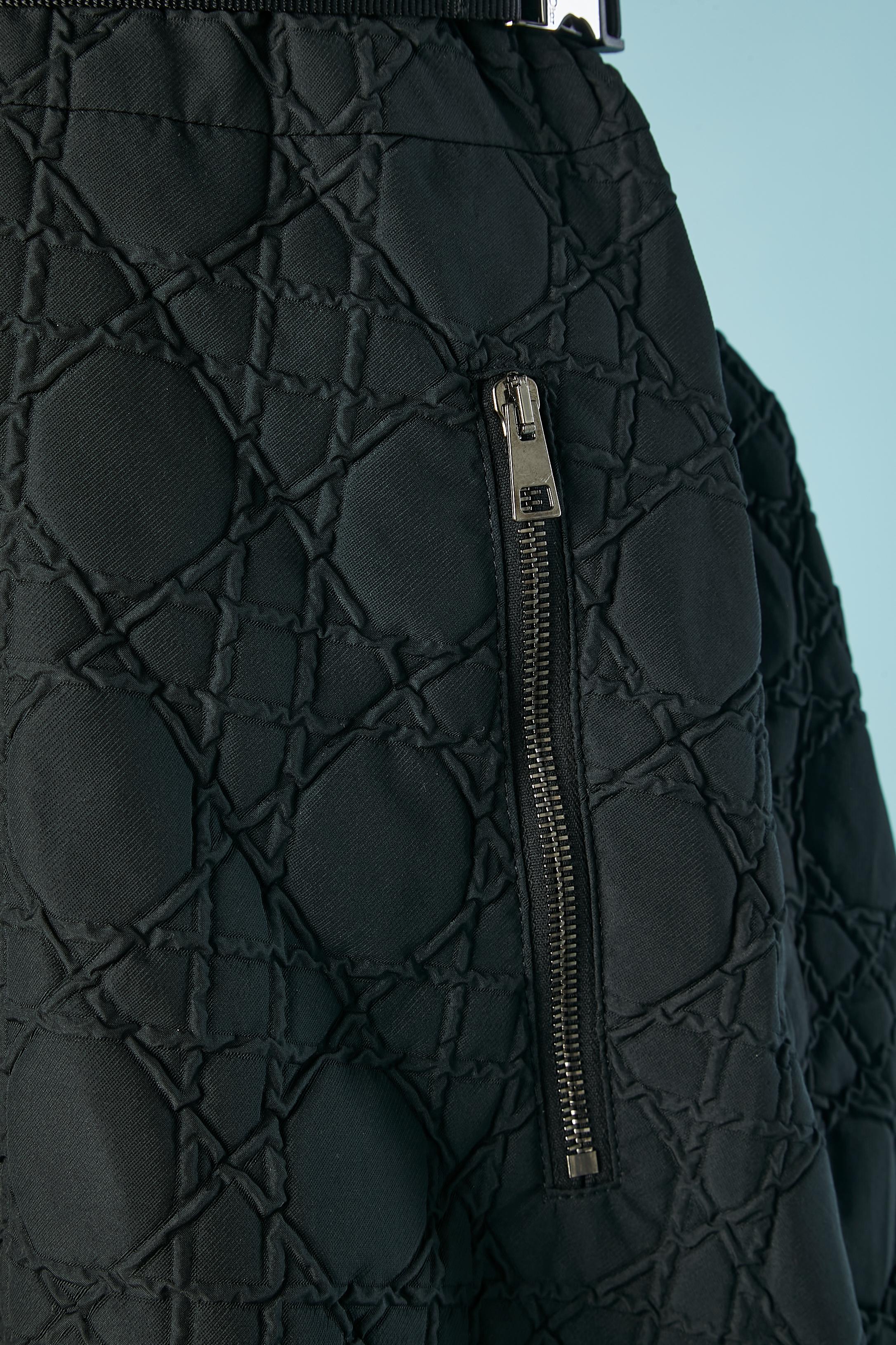 Schwarzes ärmelloses Kleid mit 
