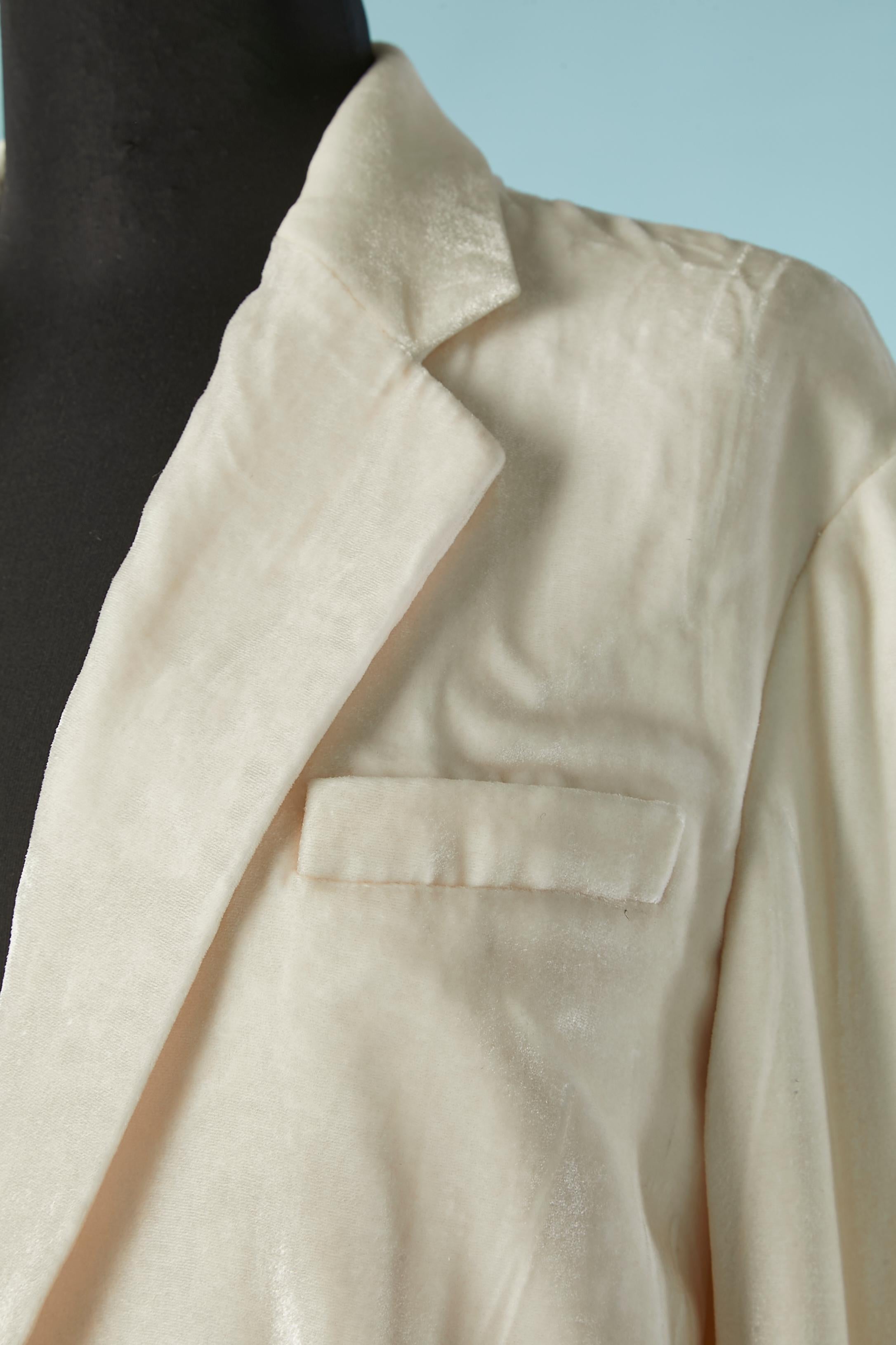 Veste en velours à simple boutonnage avec imprimé bambou. Doublure en soie. Fermeture par boutons et boutonnières sur le milieu du devant et sur les poignets. Pochette sur les deux côtés. Fente au milieu du dos, longueur = 20cm
TAILLE L 