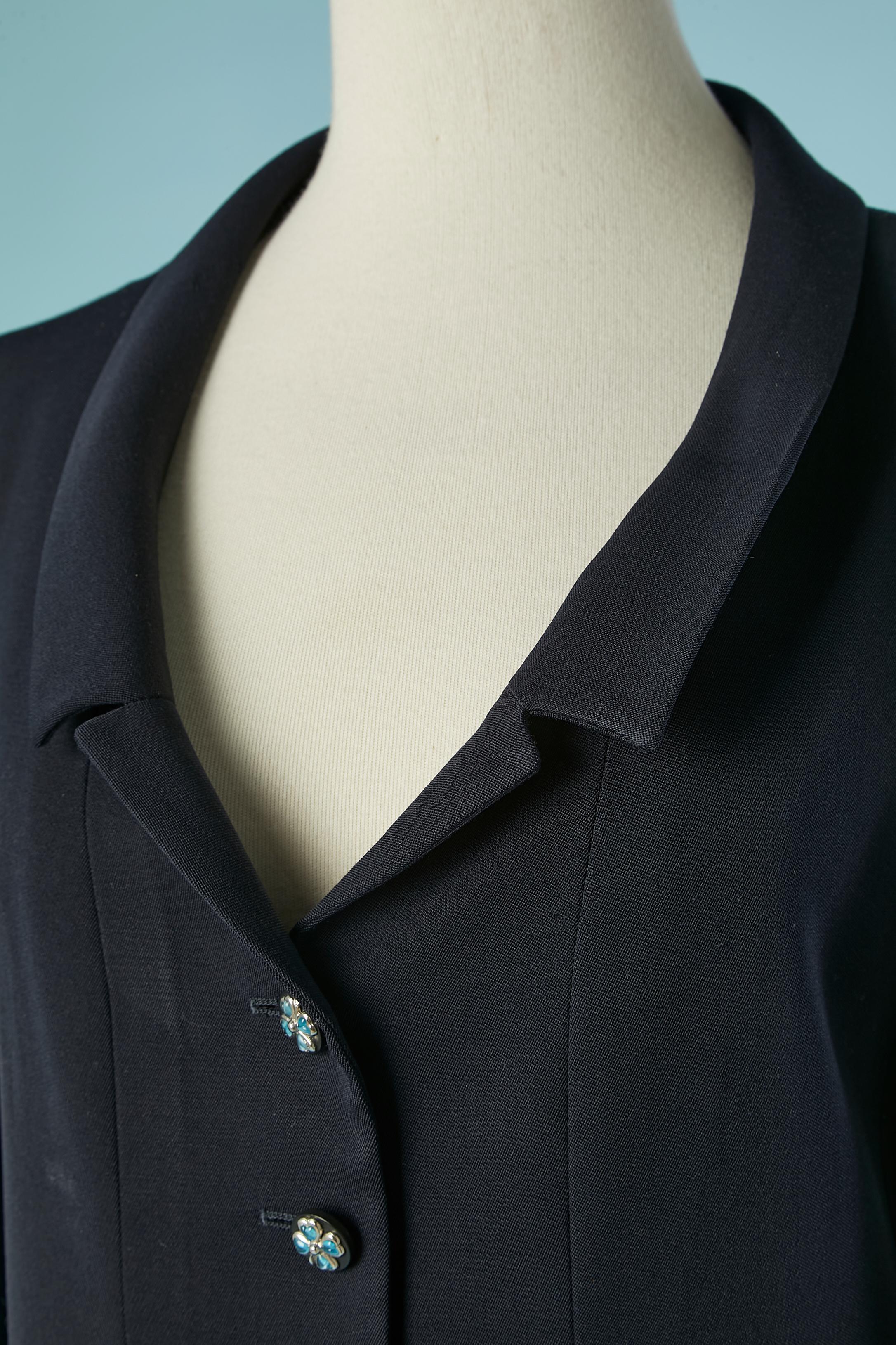 Giacca monopetto in lana blu navy con bottone a forma di quadrifoglio. Fodera in seta con marchio. Chiusura con bottoni e asole sul centro davanti e sui polsini. Tasca su entrambi i lati. Catena sul bordo interno inferiore. 
TAGLIA 40 (Fr) M/L 