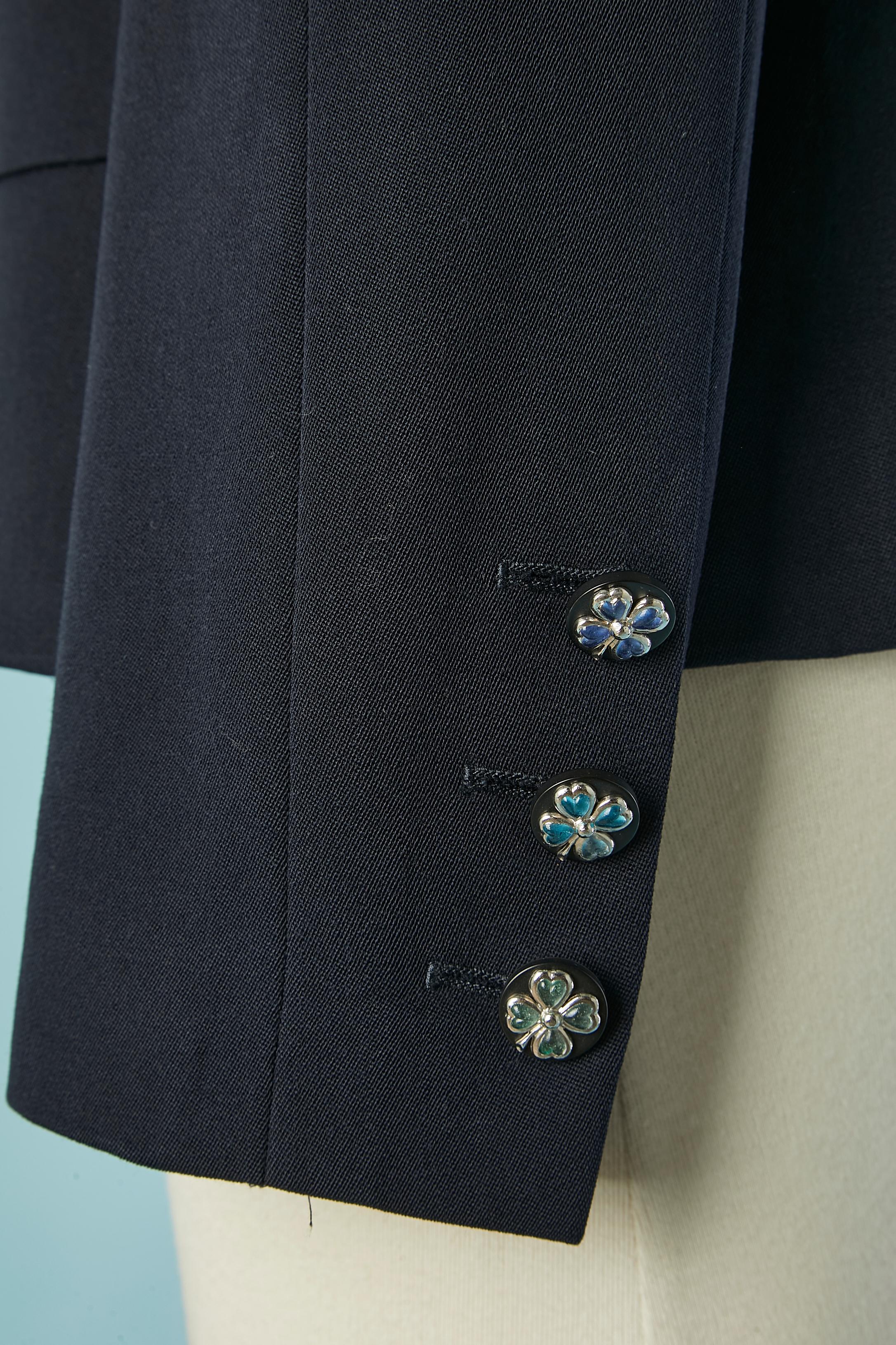 Giacca monopetto in lana navy con bottone a forma di quadrifoglio Chanel Boutique in vendita 2