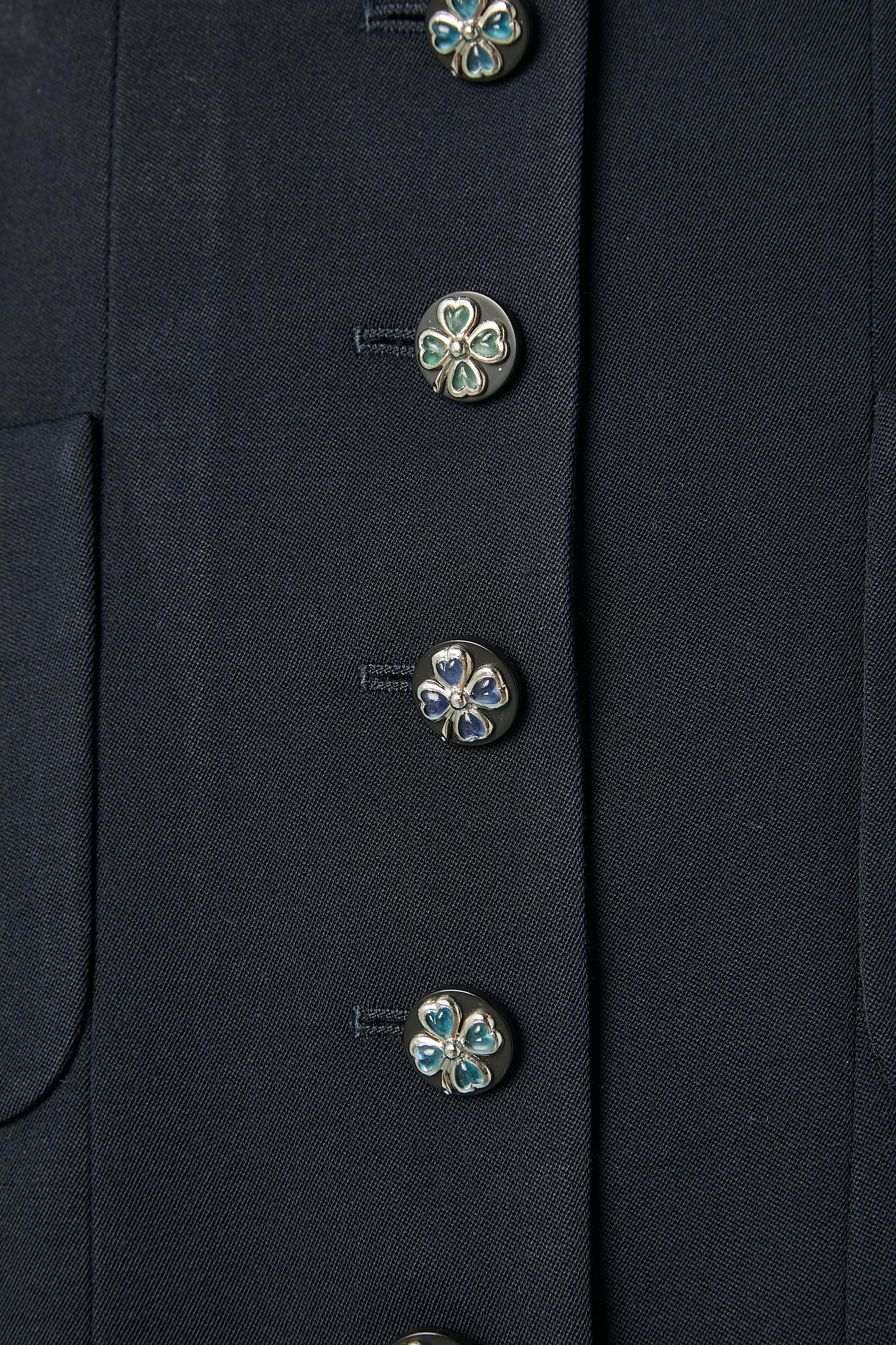 Nero Giacca monopetto in lana navy con bottone a forma di quadrifoglio Chanel Boutique in vendita