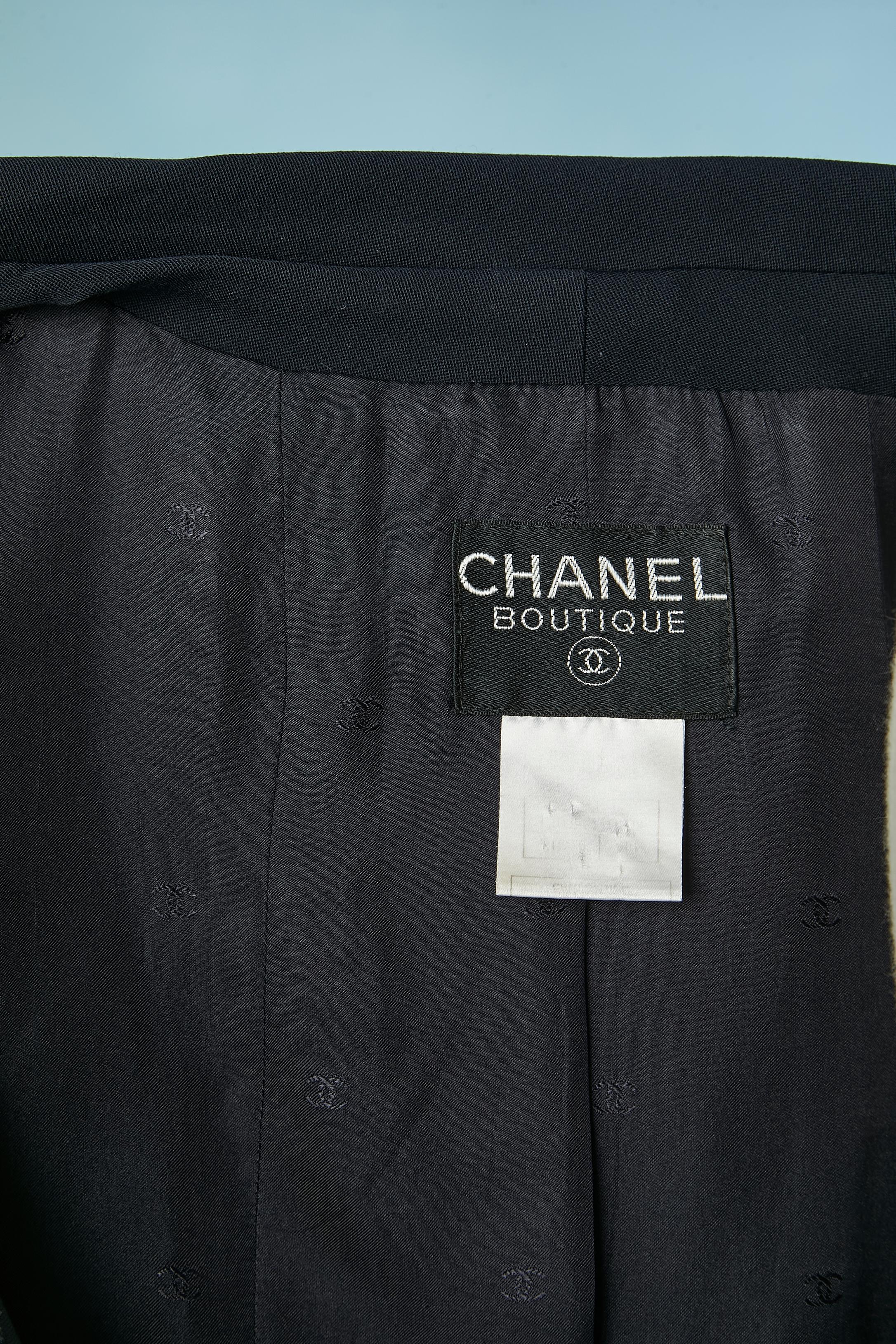 Giacca monopetto in lana navy con bottone a forma di quadrifoglio Chanel Boutique in vendita 6