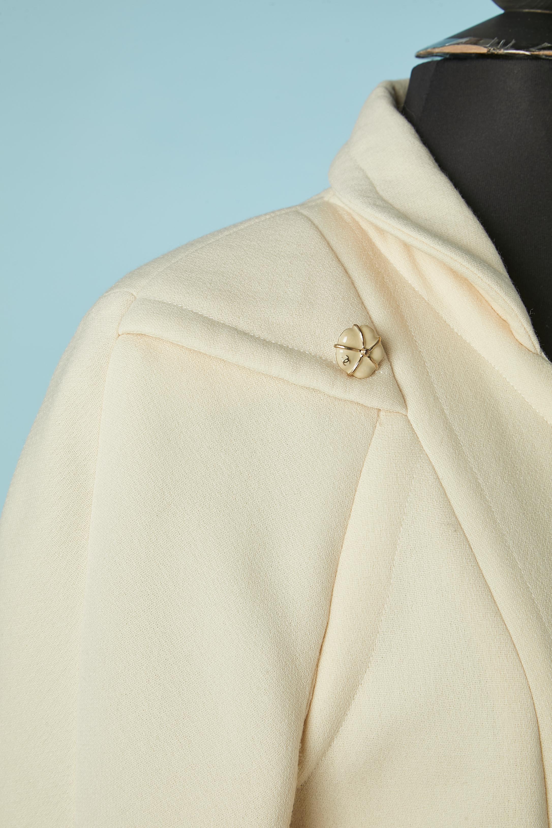 Ivory wool single-breasted jacket with camelia buttons CHANEL 2009 In Excellent Condition For Sale In Saint-Ouen-Sur-Seine, FR
