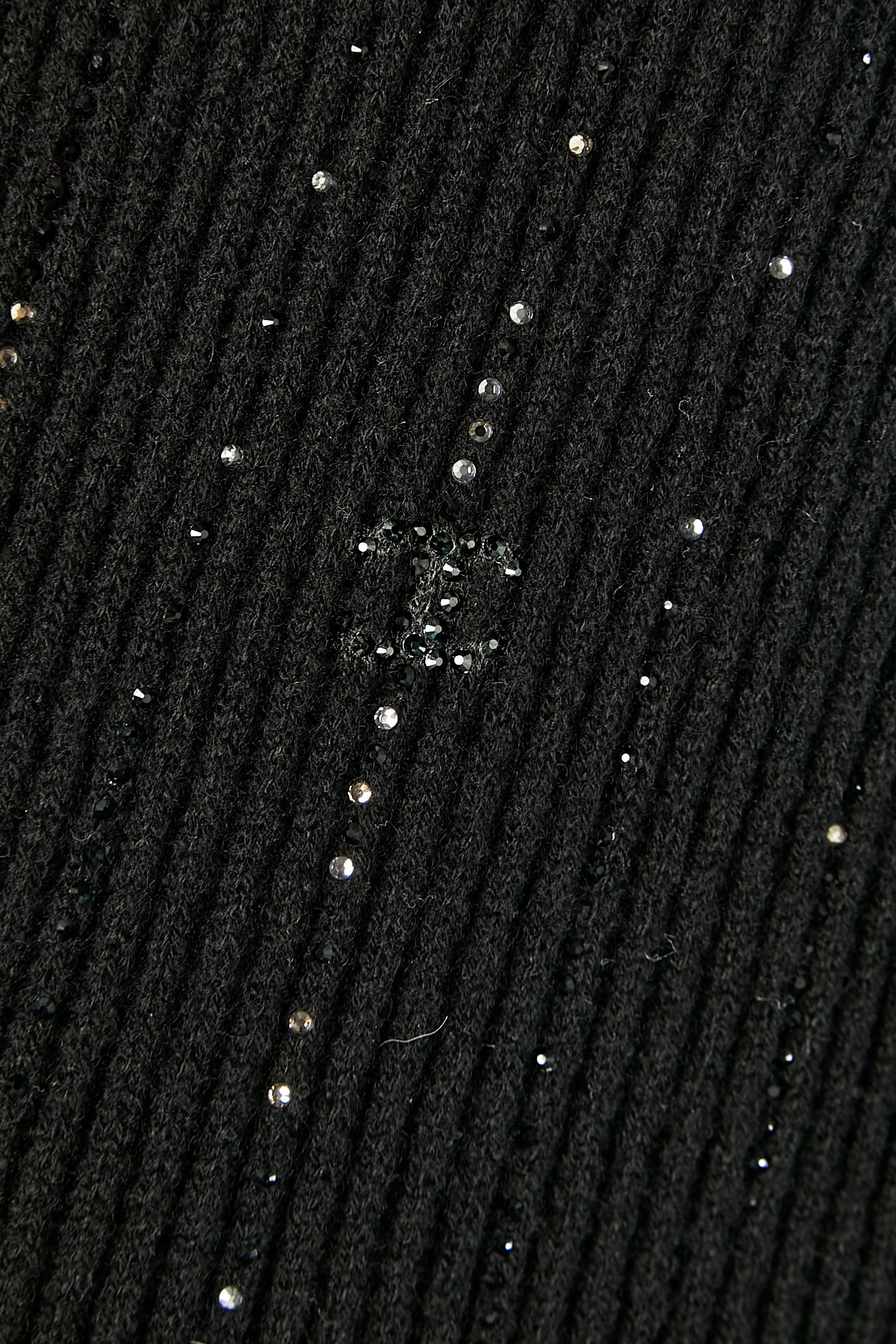 Maglione nero in cashmere con scollo a V e strass Chanel In condizioni ottime in vendita a Saint-Ouen-Sur-Seine, FR