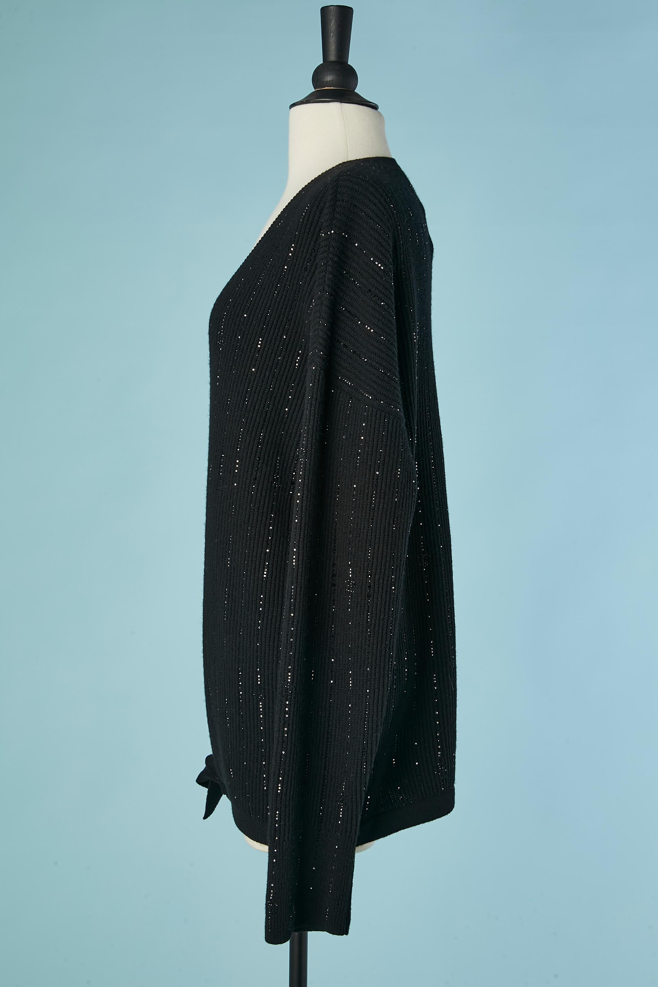 Donna Maglione nero in cashmere con scollo a V e strass Chanel in vendita