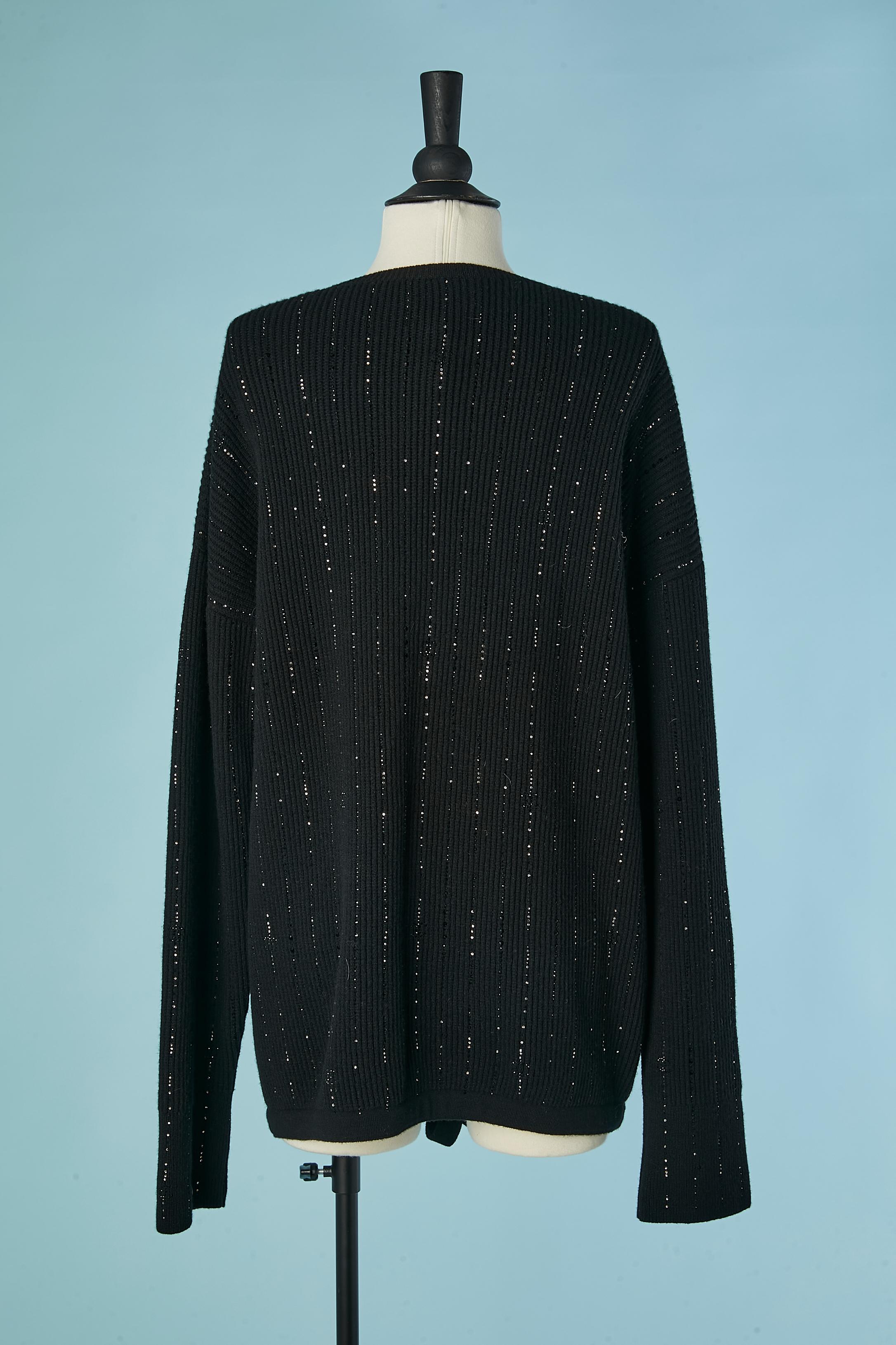 Maglione nero in cashmere con scollo a V e strass Chanel in vendita 1