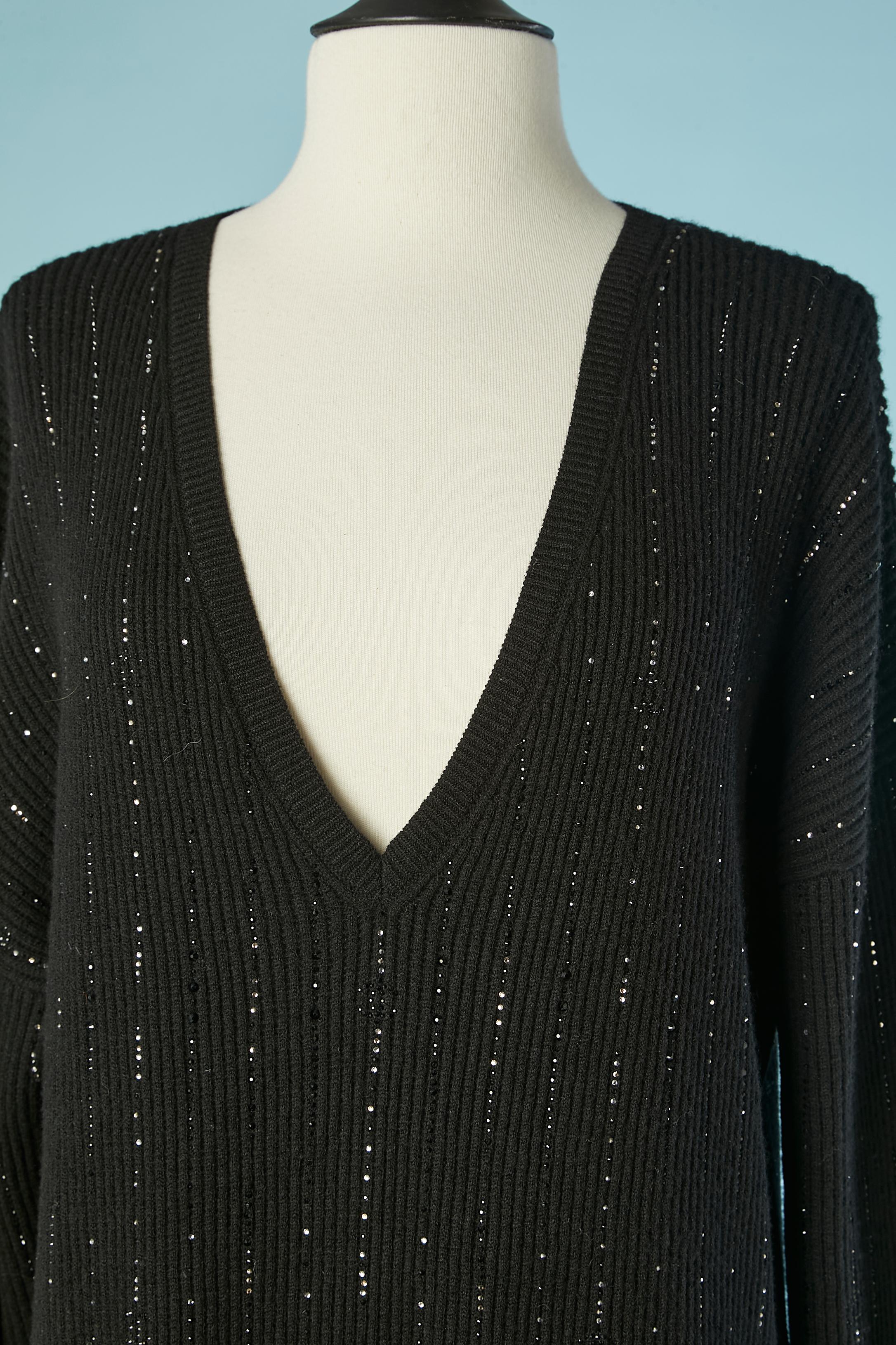 Maglione in cashmere nero con scollo a V e strass neri e 