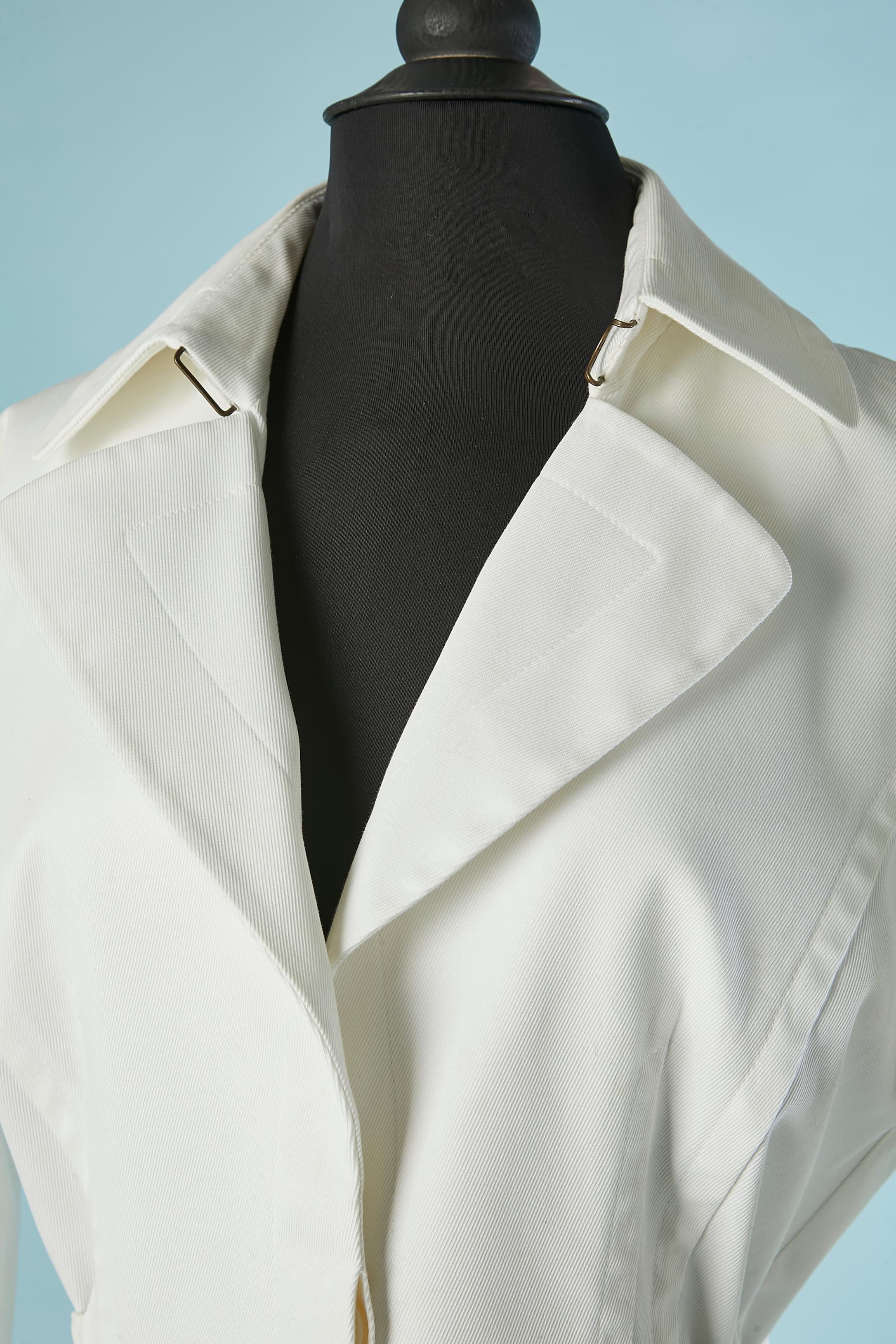 Traje pantalón blanco de algodón . 97% algodón, 3% elástico. Nuevo con etiqueta y holograma de autenticidad. Sin forro pero con ribetes. Gancho y ojal en el cuello. Botón oculto y cierre de ojal en el centro delantero. Bolsillo en ambos lados con