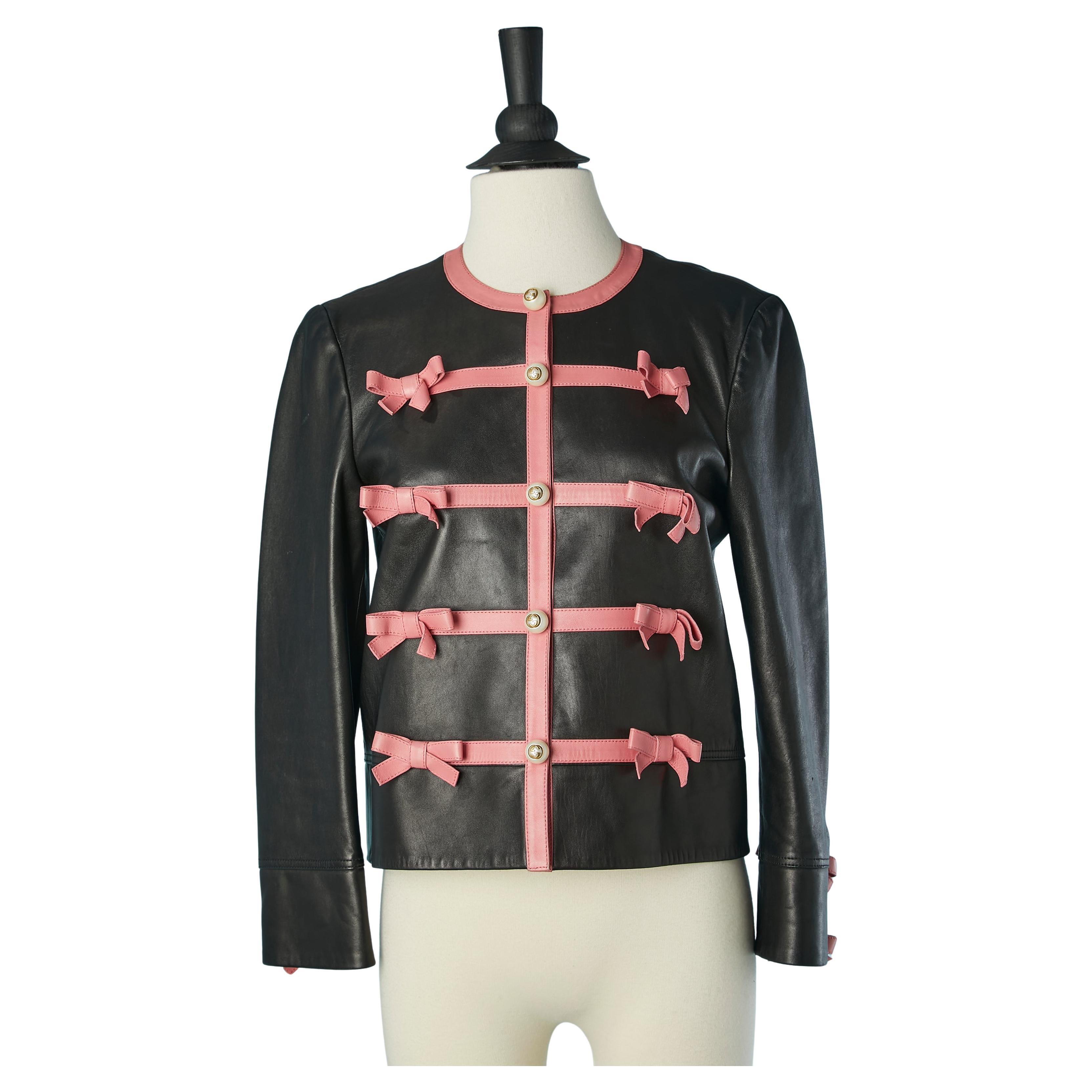 Giacca in pelle nera con cinturino e fiocco in pelle rosa Gucci in vendita
