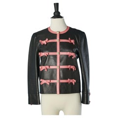 Chaqueta de piel negra con correa y lazo de piel rosa GUCCI