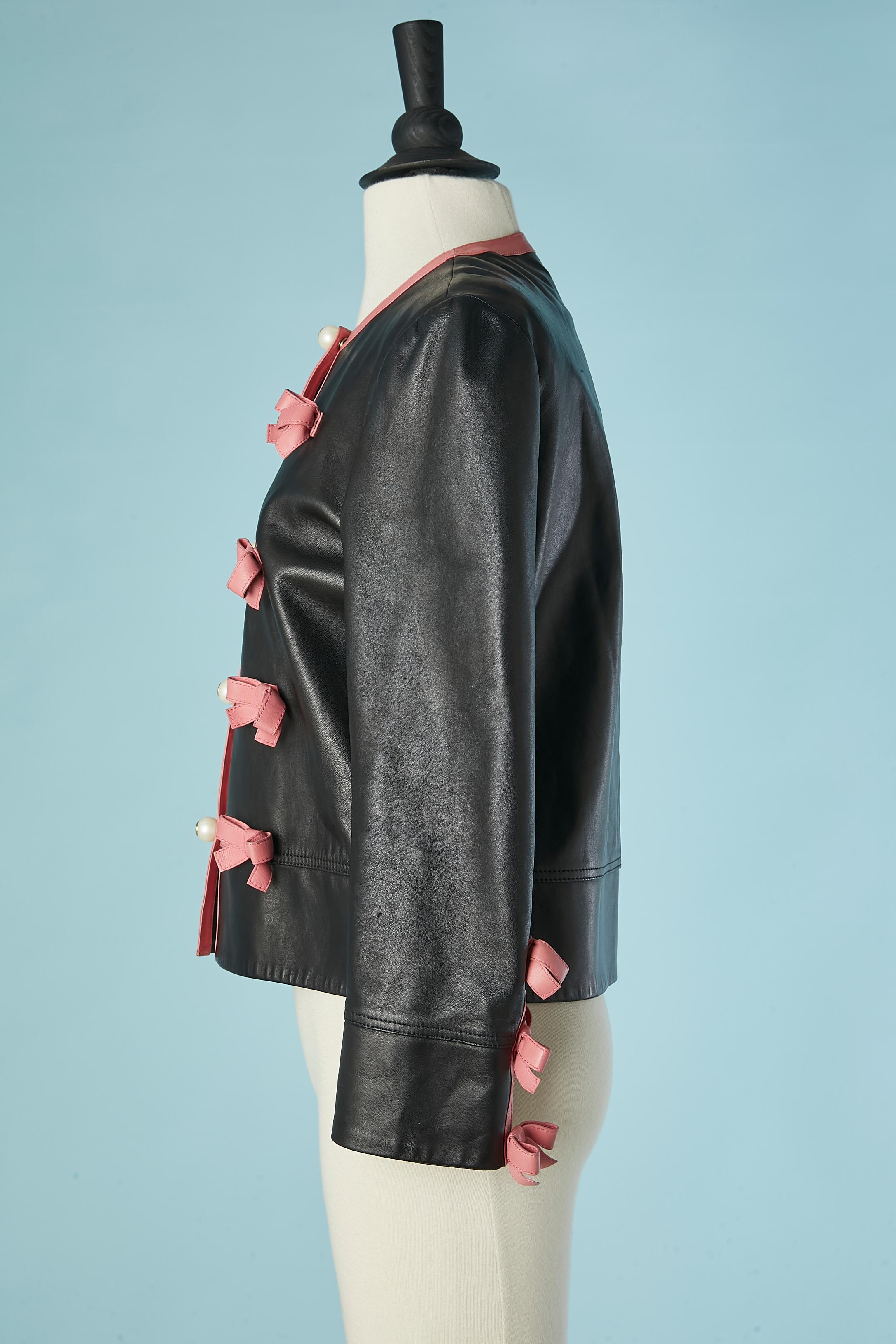 Giacca in pelle nera con cinturino e fiocco in pelle rosa Gucci In condizioni buone in vendita a Saint-Ouen-Sur-Seine, FR