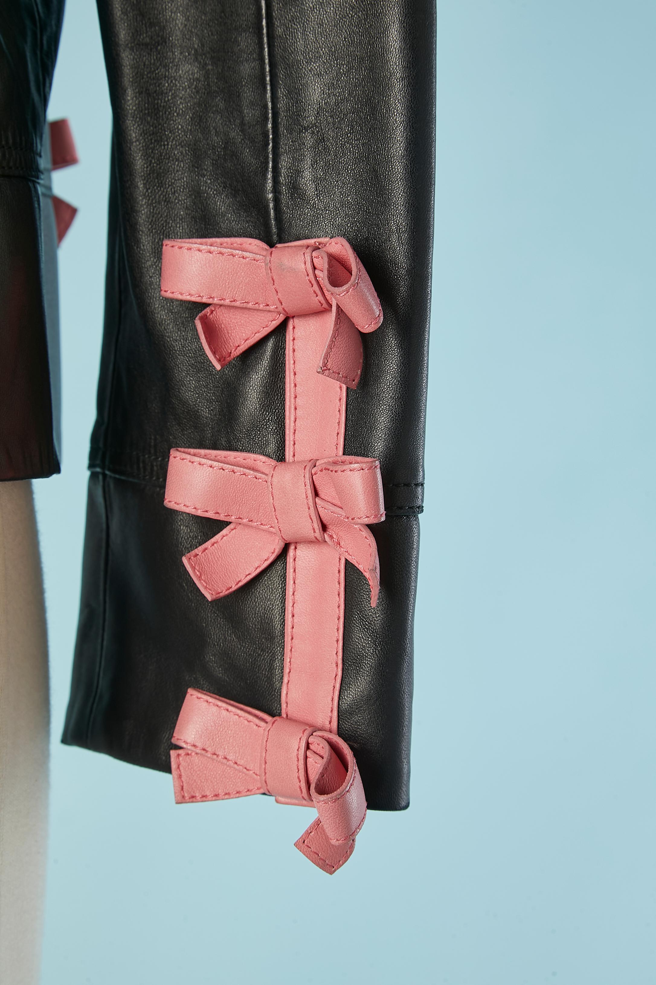 Giacca in pelle nera con cinturino e fiocco in pelle rosa Gucci in vendita 1