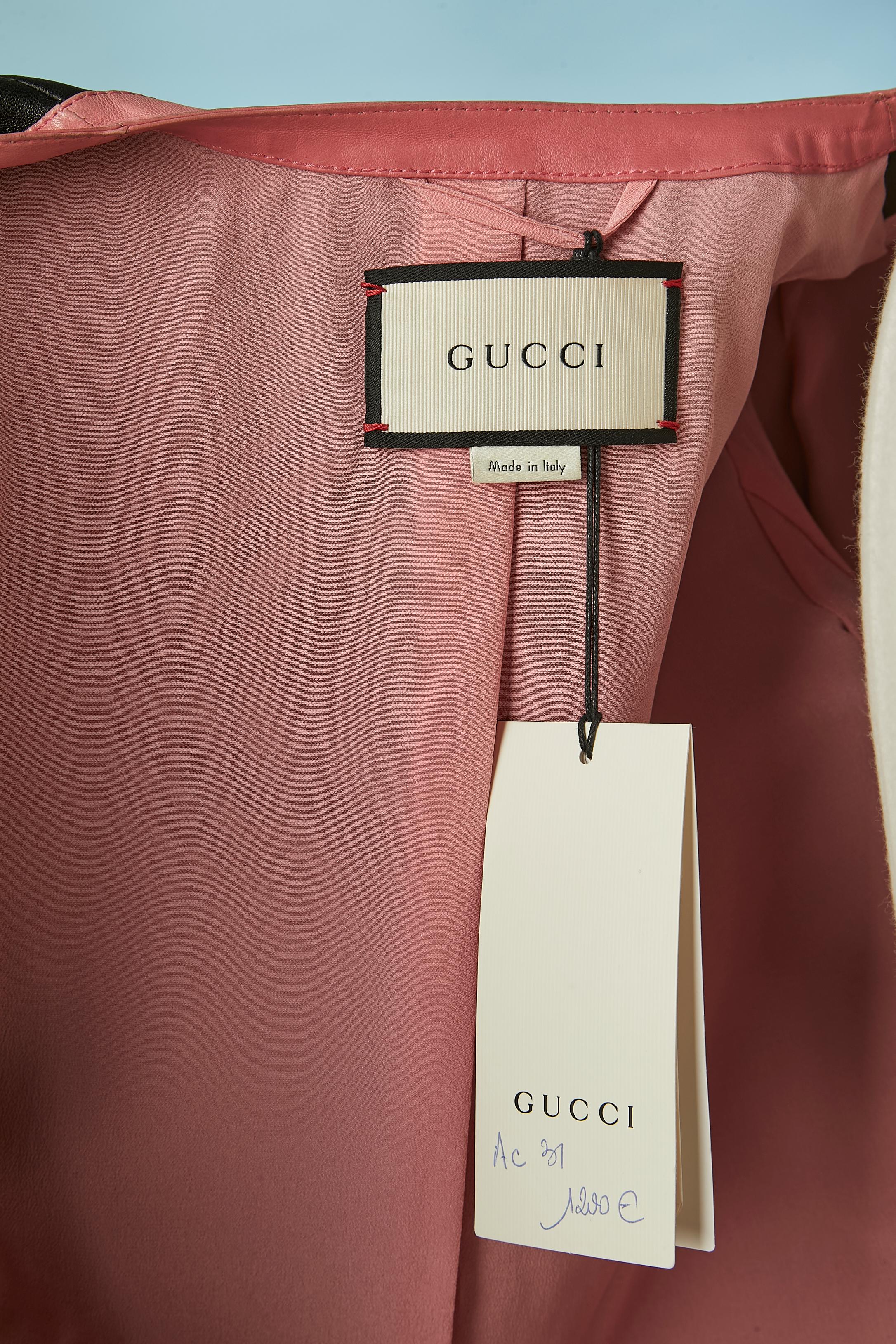 Giacca in pelle nera con cinturino e fiocco in pelle rosa Gucci in vendita 3