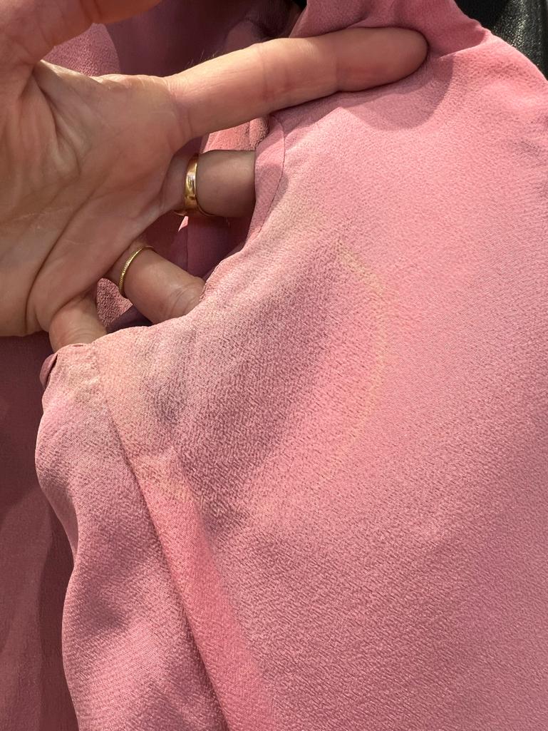 Giacca in pelle nera con cinturino e fiocco in pelle rosa Gucci in vendita 2