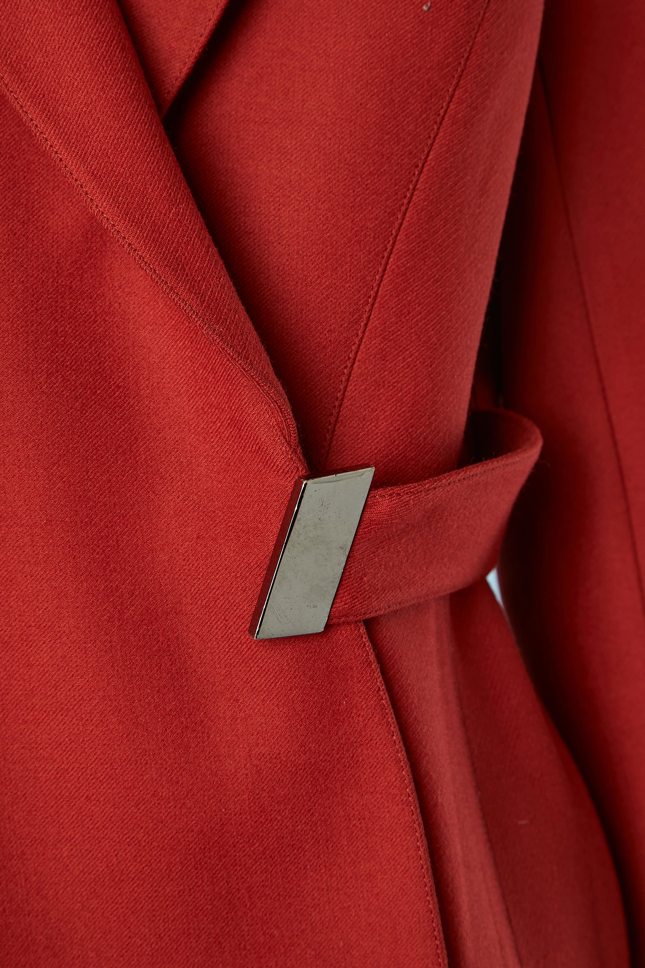 Tailleur con gonna in lana rossa e giacca a doppio petto. Fodera in acetato. Chiusura interna a scatto sul davanti e mezza cintura con chiusura a scatto. 
TAGLIA DELLA GIACCA  44 (FR) 
TAGLIA DELLA GONNA 42 (Fr) 