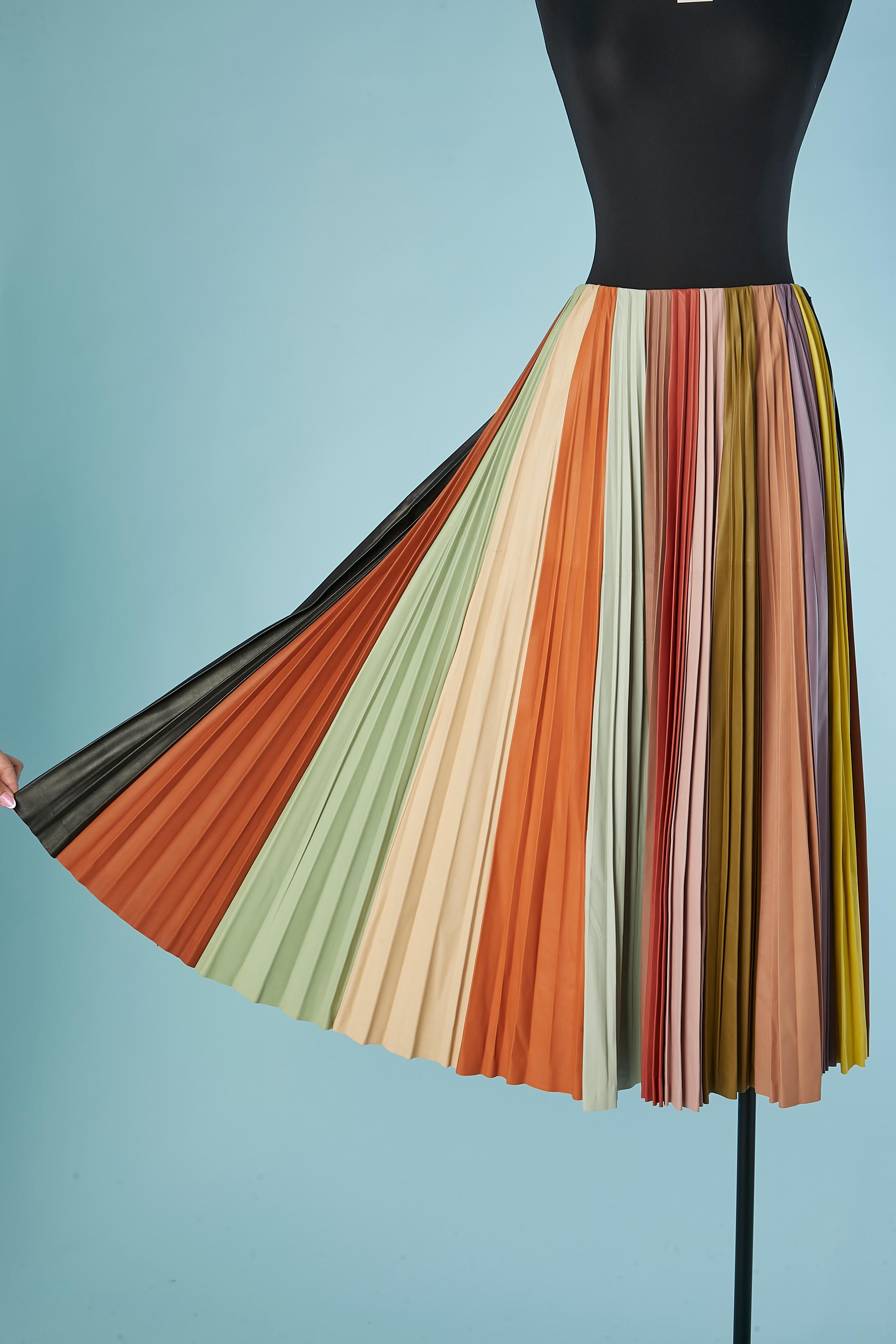 Jupe en cuir plissé multicolore Sun-Ray. Doublure en soie noire. 
Fermeture zippée et crochet sur le côté gauche. 
SS 2019
TAILLE S 