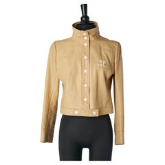 Veste croisée en vinyle beige avec bouton pression blanc COURREGES Circa 1970