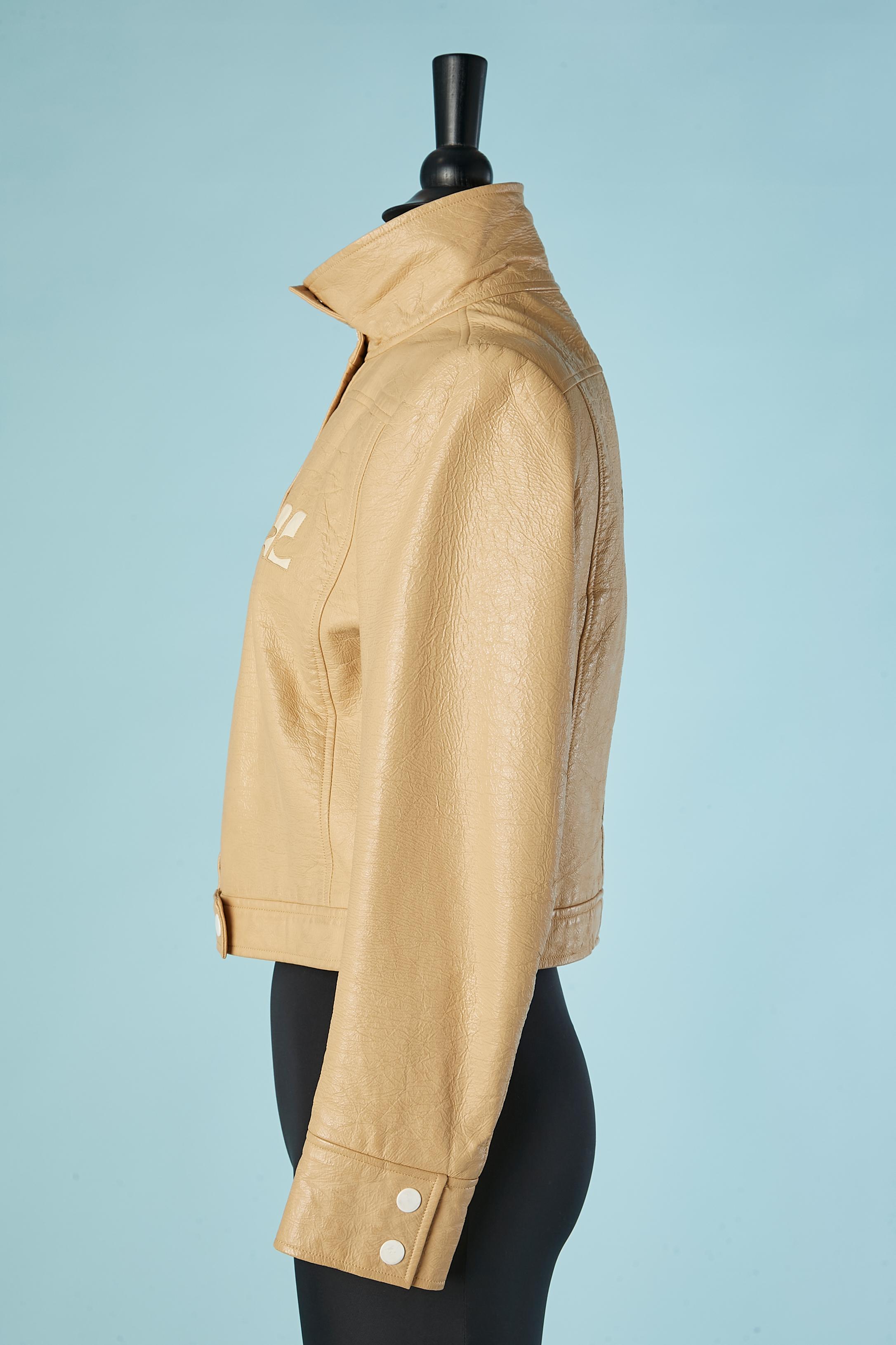 Beige Veste croisée en vinyle beige avec bouton pression blanc COURREGES Circa 1970 en vente