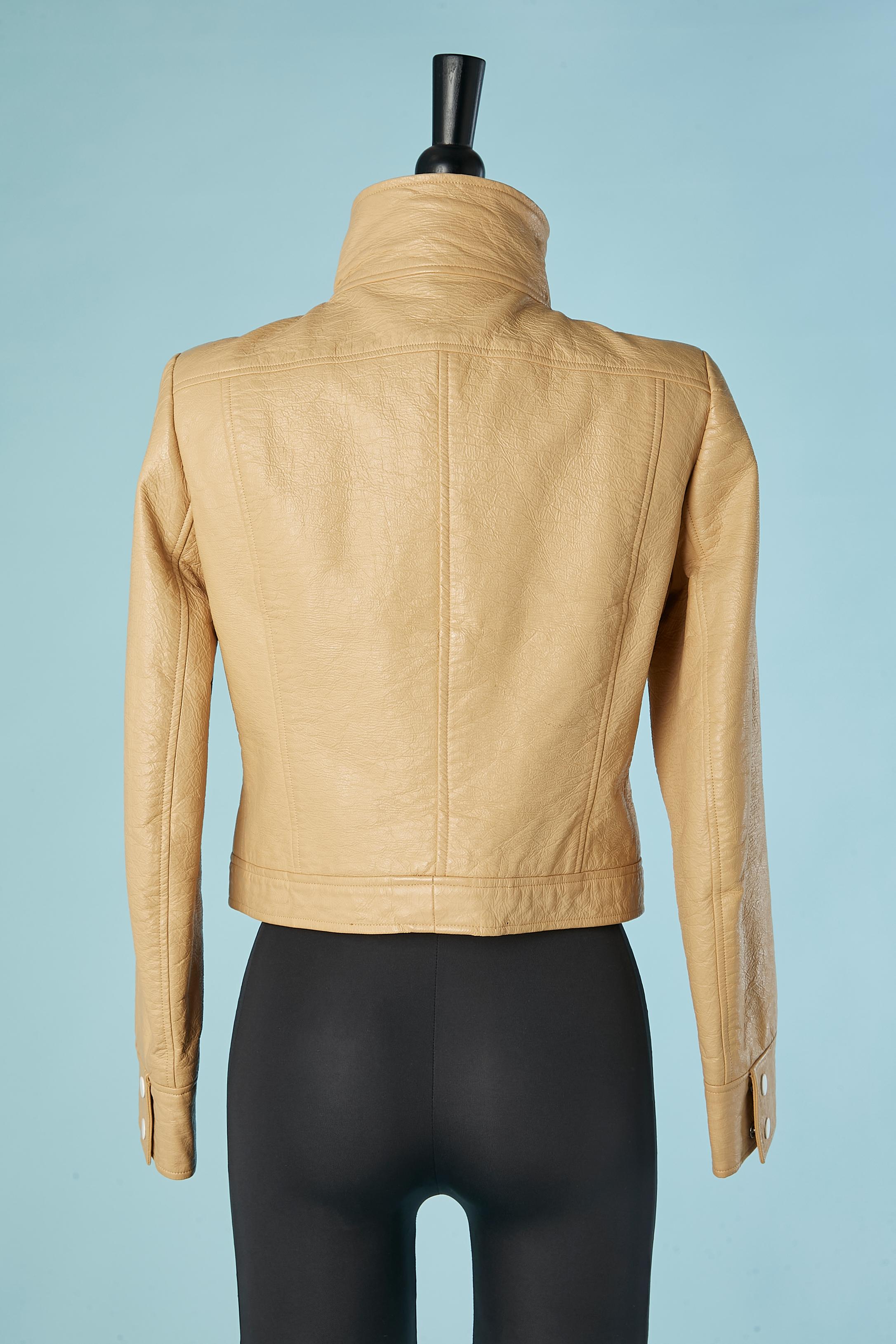 Veste croisée en vinyle beige avec bouton pression blanc COURREGES Circa 1970 Excellent état - En vente à Saint-Ouen-Sur-Seine, FR