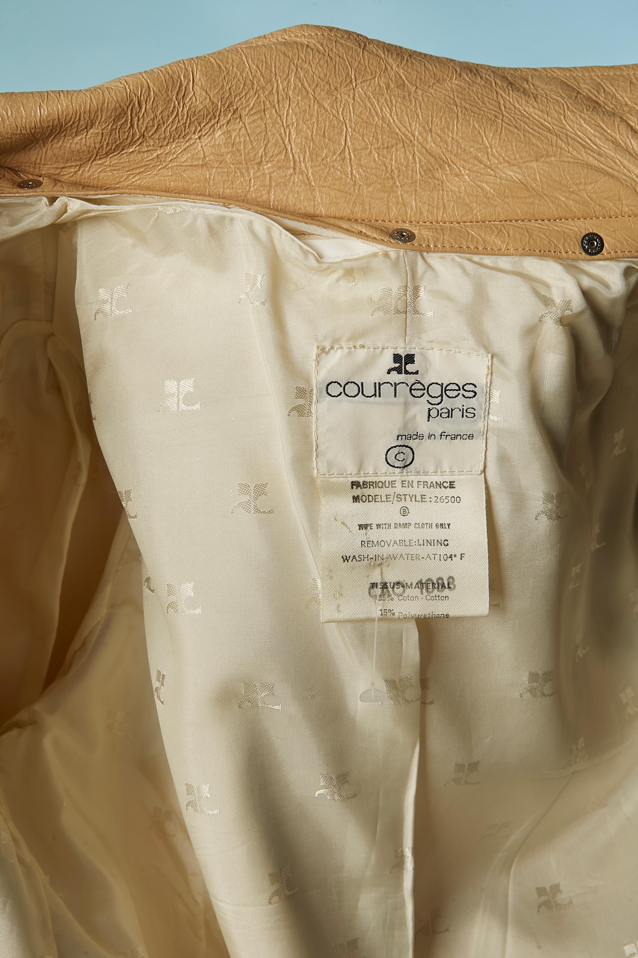 Veste croisée en vinyle beige avec bouton pression blanc COURREGES Circa 1970 Pour femmes en vente
