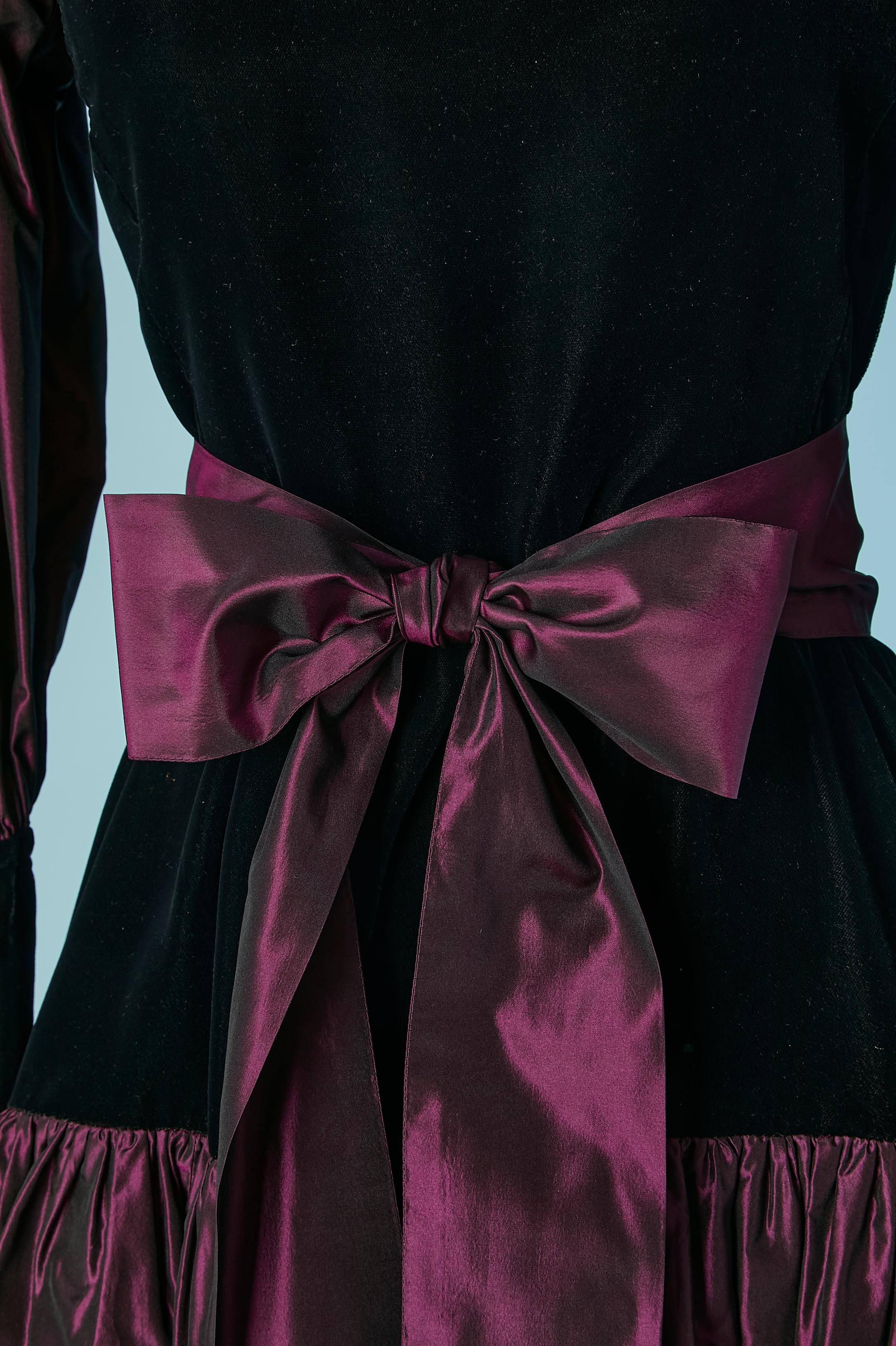 Robe de soirée en taffetas de velours noir et soie violette avec ceinture en taffetas. Doublure en acétate. Fermeture à glissière sur le côté gauche. Bouton et boutonnière sur le côté gauche de la poitrine. 
Taille de la ceinture : 8cm X
