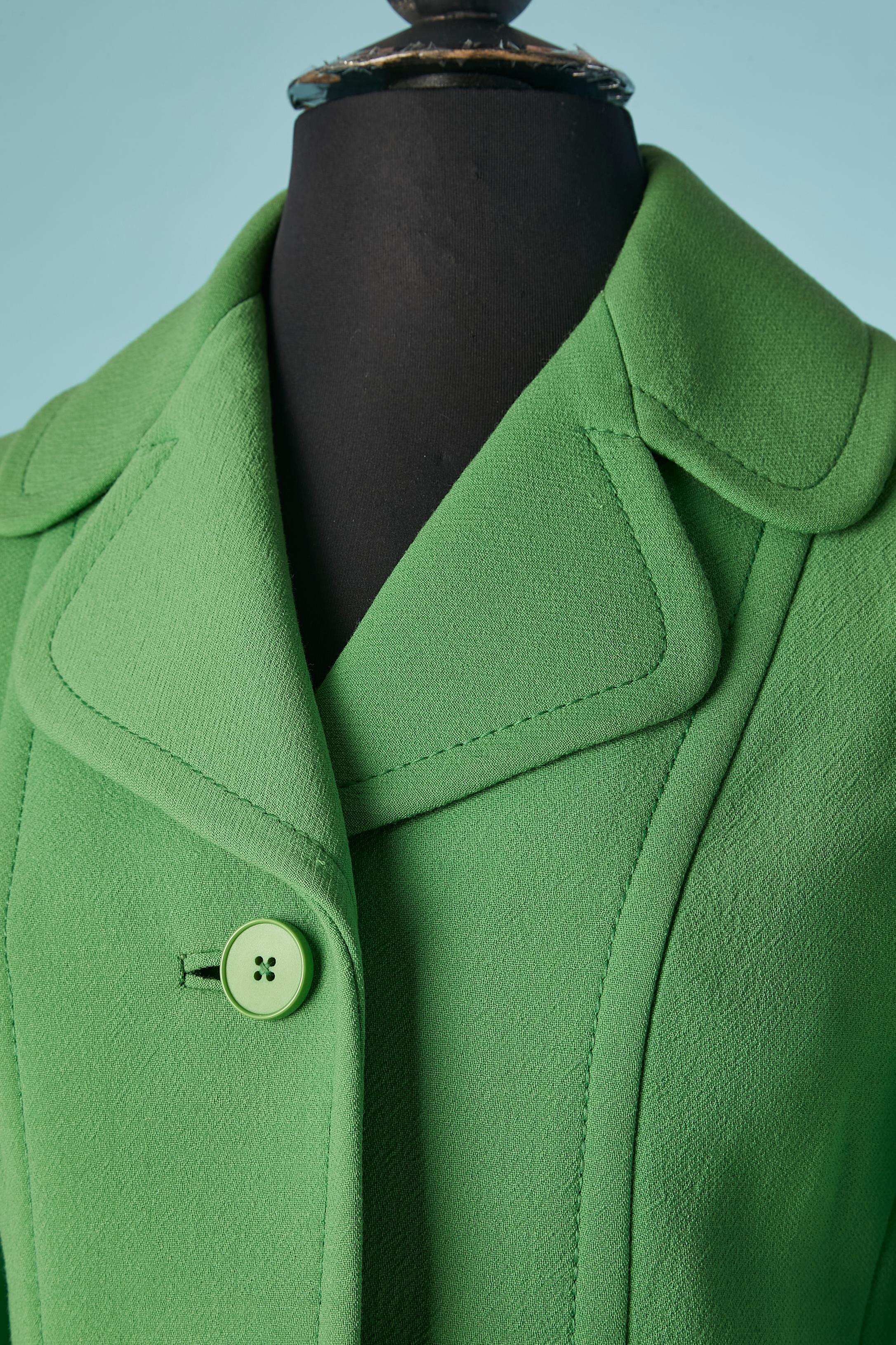 Veste courte en laine verte à simple boutonnage. Doublure probablement en acétate ou en rayonne. 
Fermeture par bouton et boutonnière sur le milieu du devant. 
Numéroté sur l'étiquette : 13205
TAILLE 36 (Fr) S 