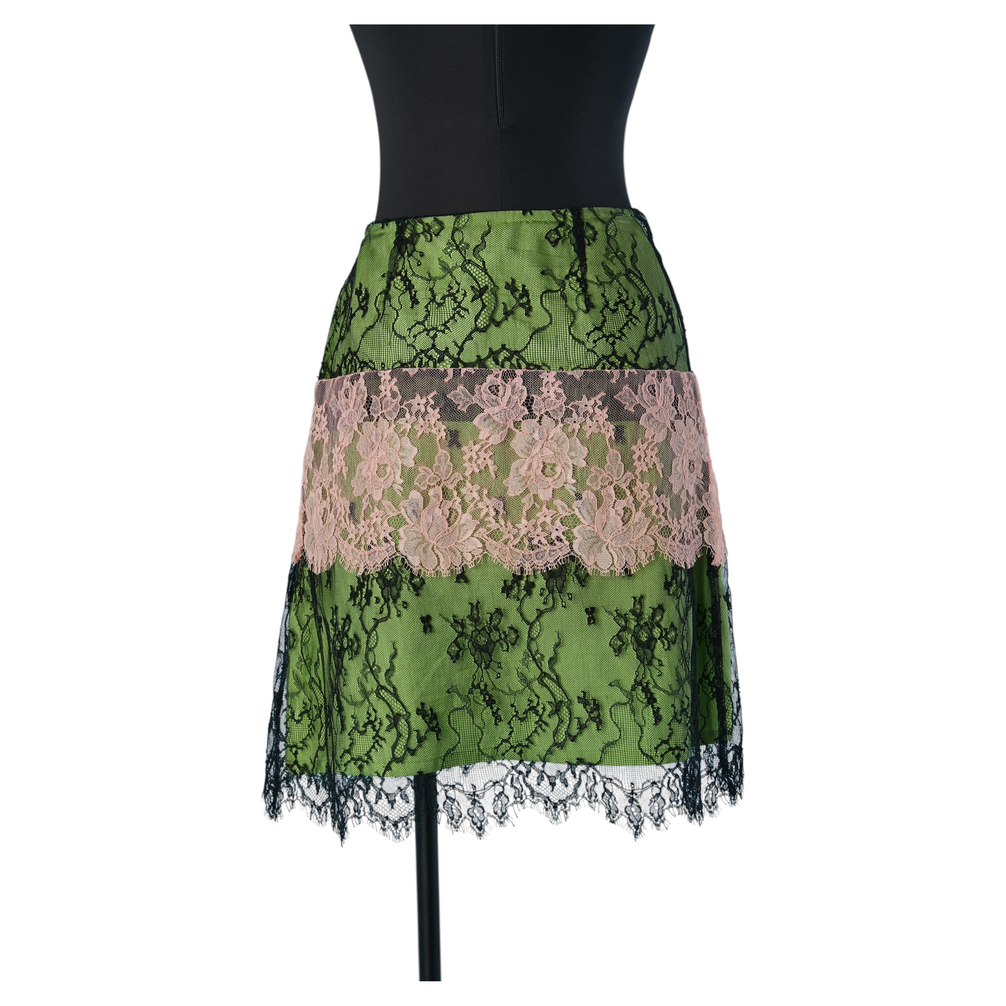 Falda de encaje negra y rosa con forro verde de BAZAR by CHRISTIAN LACROIX en venta