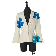 Cremefarbene Seidenjacke mit einem Knopfreihenverschluss und blauer Blumenapplikation von THIERRY MUGLER