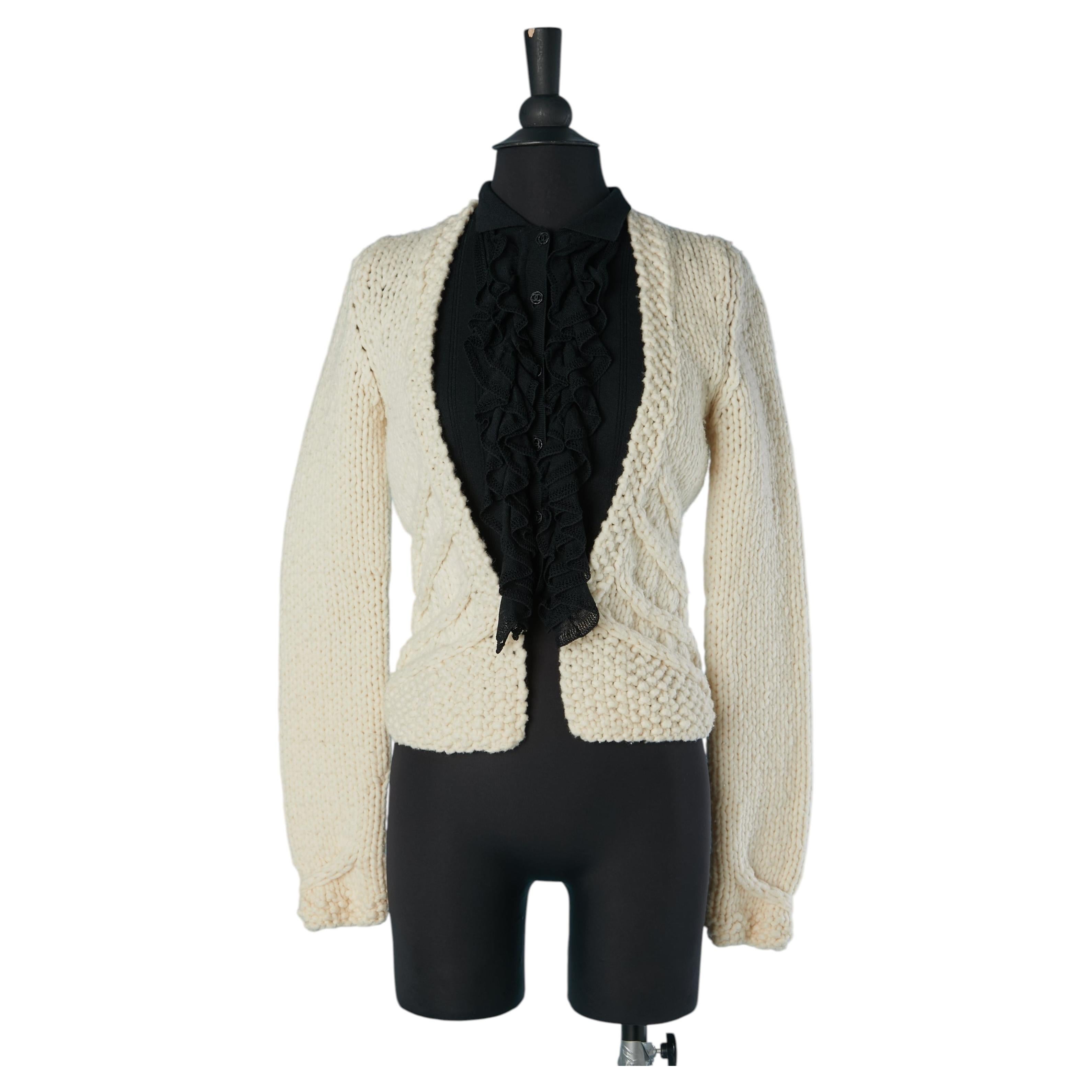 Cardigan in lana color avorio con plastron in cotone nero CHANEL in vendita