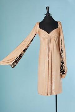 Robe de cocktail en velours rose pâle avec manches en velours dévoré SCARLETT