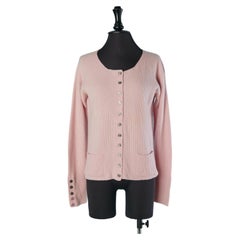 Cardigan en cachemire rose pâle, boutique CHANEL