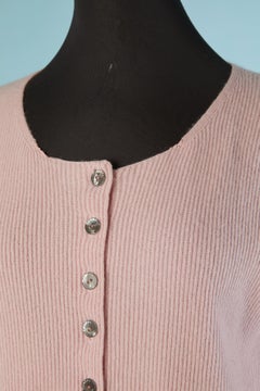Cardigan en cachemire rose pâle, boutique CHANEL