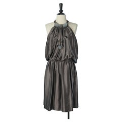 Robe de cocktail en soie grise avec encolure en PVC, LANVIN par Alber Elbaz, collection printemps-été 2009