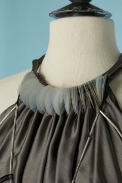 Robe de cocktail en soie grise avec encolure en PVC, LANVIN par Alber Elbaz, collection printemps-été 2009