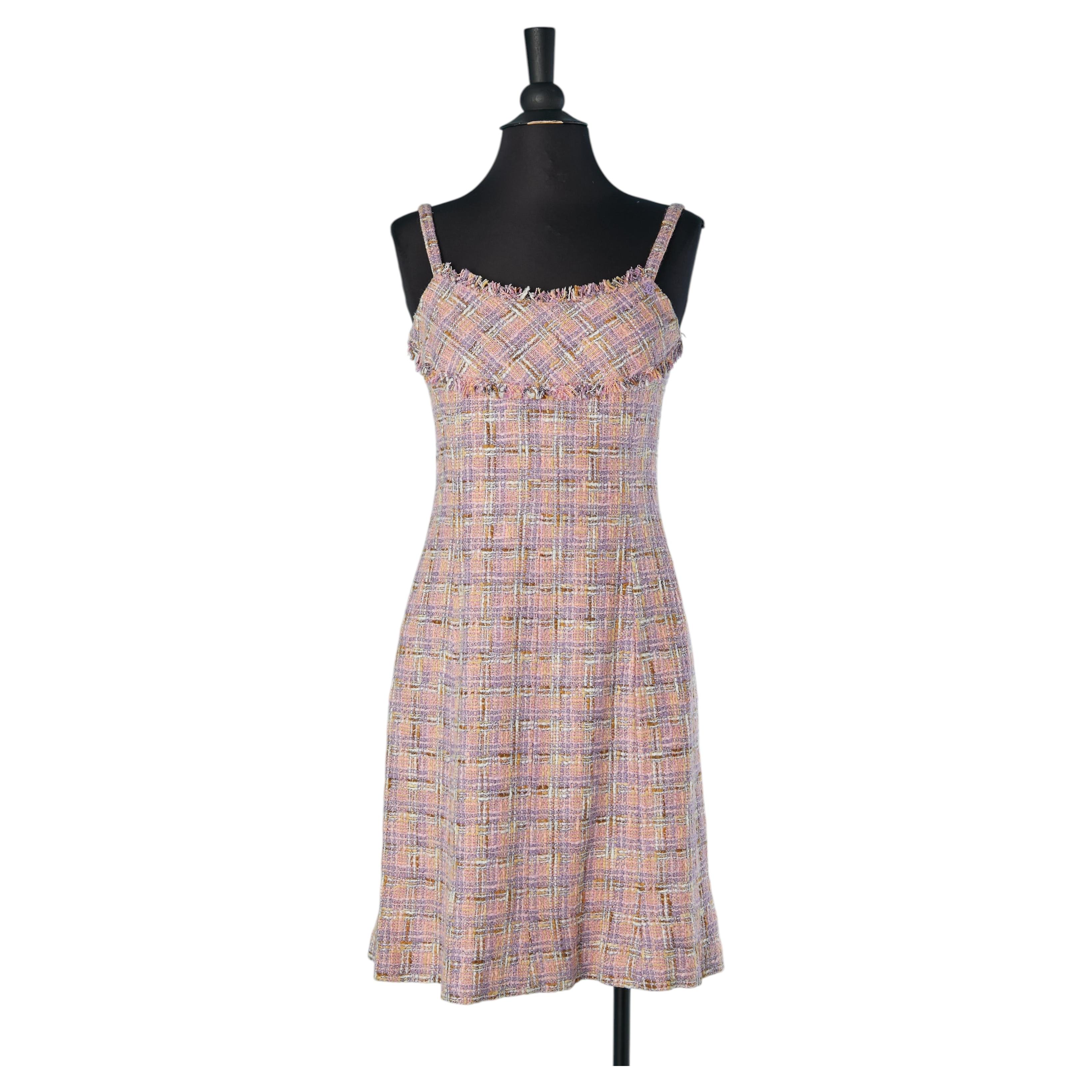 Robe de cocktail moulante en tweed pastel CHANEL en vente