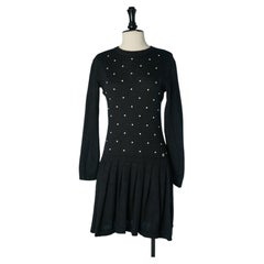Schwarzes Cocktailkleid aus Strick mit Perlenapplikation von CHANEL