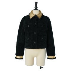 Schwarze Lammfelljacke mit goldenem Kragen und goldenen Manschetten von CHANEL