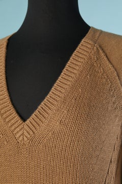Jersey marrón camel con cuello en V de BURBERRY BRIT
