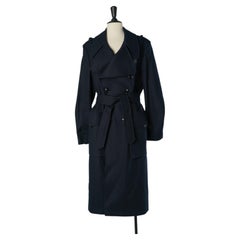Abrigo de lana azul marino de doble botonadura de BALENCIAGA, diseñado por Nicolas Ghesquière