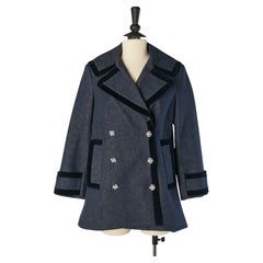 Chaqueta tipo «pea coat» de denim con ribete de terciopelo y botones decorativos de ZIMMERMANN