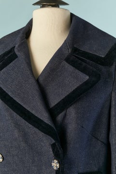 Chaqueta tipo «pea coat» de denim con ribete de terciopelo y botones decorativos de ZIMMERMANN