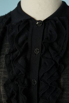 Schwarze Strickjacke mit Jabot und Rüschen auf der Vorderseite – CHANEL Herbst/Winter 2003