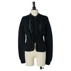 Schwarze Strickjacke mit Jabot und Rüschen auf der Vorderseite – CHANEL Herbst/Winter 2003