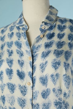 Chemise en soie blanc cassé avec imprimé de cœurs bleus chez RED VALENTINO