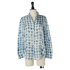Chemise en soie blanc cassé avec imprimé de cœurs bleus chez RED VALENTINO