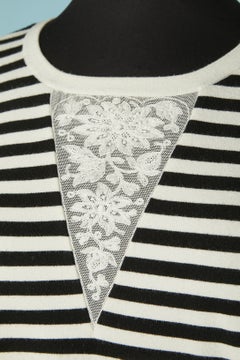 Gestreiftes T-Shirt mit Spitzeneinsatz auf der Vorderseite – CHANEL
